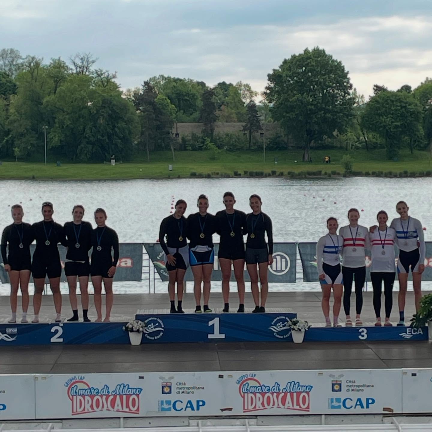 Nelle giornate di Venerdì 25 e di Domenica 27 Aprile l’Idroscalo di Milano ha ospitato le gare internazionali sulle distanze dei 1000, 500 e 200 metri.
Ottime prestazioni da parte di Sofia Valli che conquista la medaglia di bronzo🥉sia nella gara del K1 junior 200 metri, che in quella del K4 junior 500 metri assieme alla compagna Matilde Rosini e a Claudia e Livia Burnett (Comunali Firenze). Sulla distanza dei 500 metri inoltre si classifica 5° assieme a Gioia Bortolotto (San Giorgio) nella gara del K2 junior.
Buone prestazioni anche da parte dei ragazzi, con Marco Orecchia ed Edoardo Urrico che assieme a Federico Castagnoli e Riccardo Turrini (Mutina) si classificano al 4° posto nella gara del K4 ragazzi 500m. Sulla distanza dei 500 metri Jacopo Dalla Rosa si classifica 5° nella gara del K4 senior assieme a Marco Caretti, Valentino Perugini (CUS Torino) e Andrea Biagini (Comunali Firenze), mentre si classifica 7° nella finale del K1 1000 Senior, risultato sicuramente foriero di buona crescita. Infine Andrea Martelozzo conquista la finale nella gara del K1 junior 200m e si classifica 8°.
Nella giornata di Domenica si sono svolte inoltre le selezioni per i campionati europei di maratona alle quali Sofia Valli, Marco Pirovano e Manuel Ginocchi hanno preso parte.