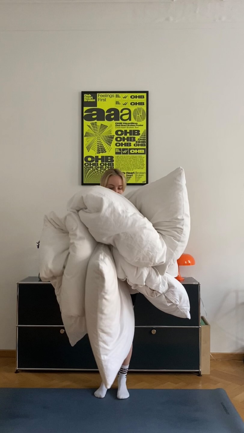 Im Restorative Yoga nutzen wir mit sehr gutem Grund immer sehr viele Hilfsmittel.
Das bedeutet aber nicht, dass du dir Unmengen an Bolster und Yoga Decken besorgen musst - auch wenn es am Anfang sehr hilfreich ist, die Haltungen einmal mit Bolstern auszuprobieren um sie dann entsprechend abzuändern.
Hier zeige ich eine Variante von Sidelying Savasana die super easy zu Hause ausprobieren kannst.
Meine nächste RY Weiterbildung:
📅 14.11.25 - 16.11.25
📍Berlin
➡️ Anmeldung: Link in der bio
#restorativeyoga#yogaprops#yogaberlin#yogadeutschland