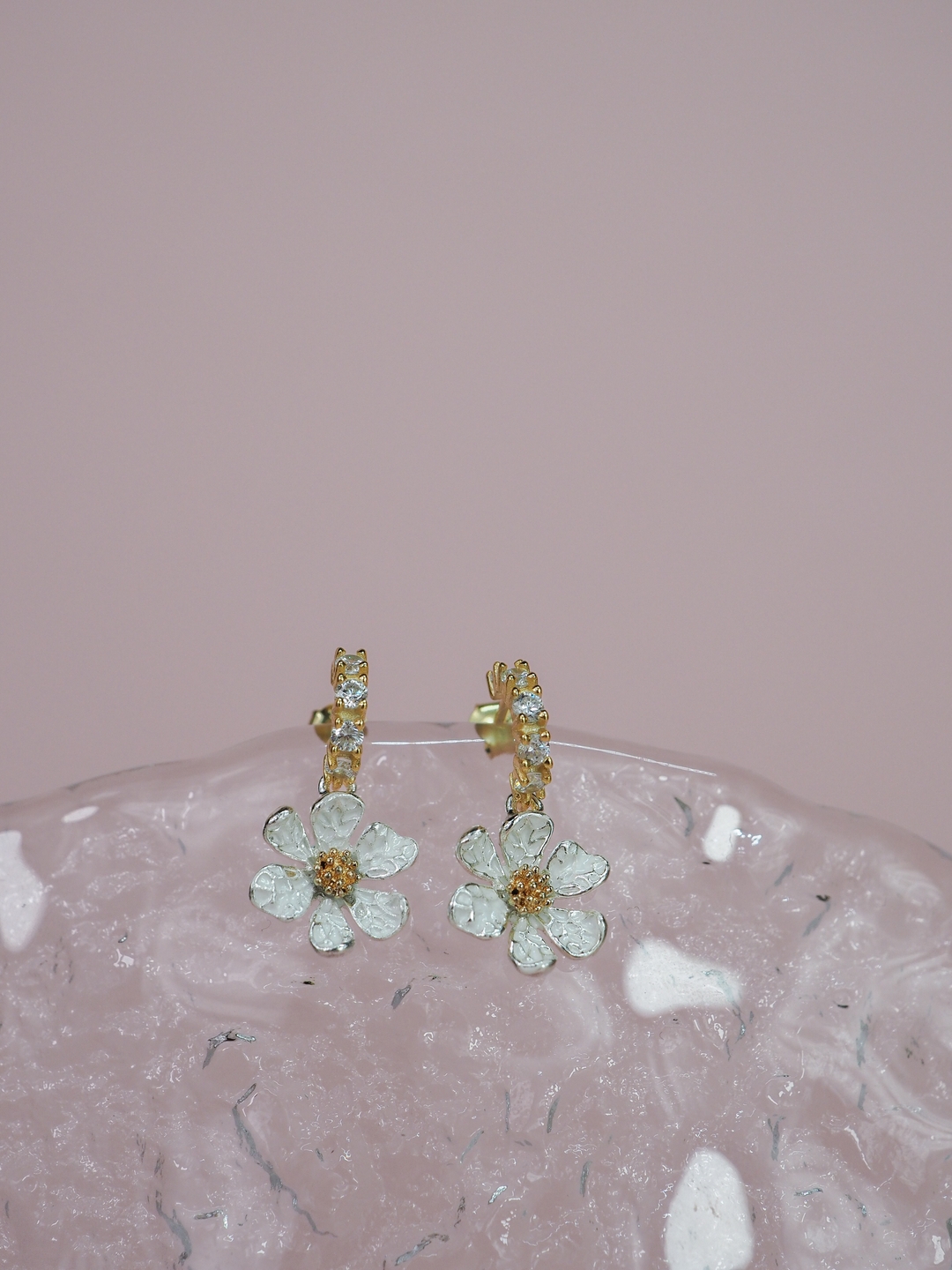 På en skala fra 1-10, hvor digg er det at våren er her for fult? 🙋🏻♀️🌱🌸
#øredobber #norskdesign #norsksmykkedesign #hoops #blomsterhoops