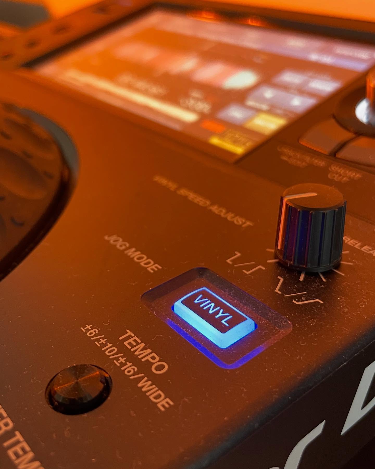 Digitale Präzision trifft auf klassisches Vinyl-Feeling. Perfekt für alle, die den analogen Charme mögen, aber nicht auf moderne Features verzichten wollen. #pioneerdj #dj #nürnberg #fürth #schwabach