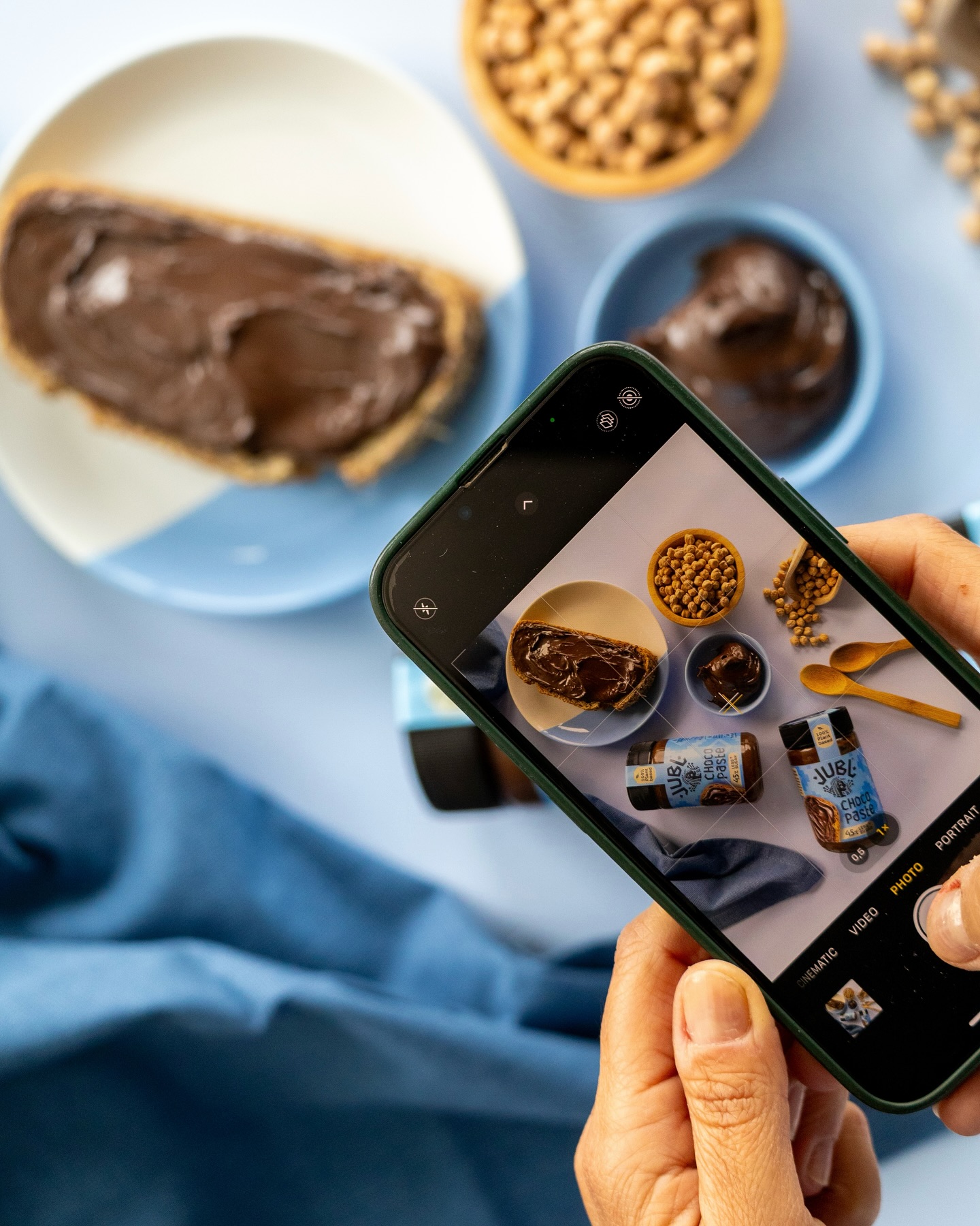 Achter de schermen bij JUBL 🎬✨
Een studio vol kruimels, chocopasta overal en héél veel toffe ideeën. Jep, we zitten in full content-modus voor onze webshop en socials!
Binnenkort dus veel nieuws… en wij hebben zoveel zin om het met jullie te delen. Stay tuned! 👀
Heel veel dank aan Melis Kolyozyan @happyceramics (foodstyling) en @floorvanrennes @upflo.communications (fotografie) – jullie hebben magie gecreëerd!!
#behindethescenes #chocopasta #webshop #foodpost #foodpics