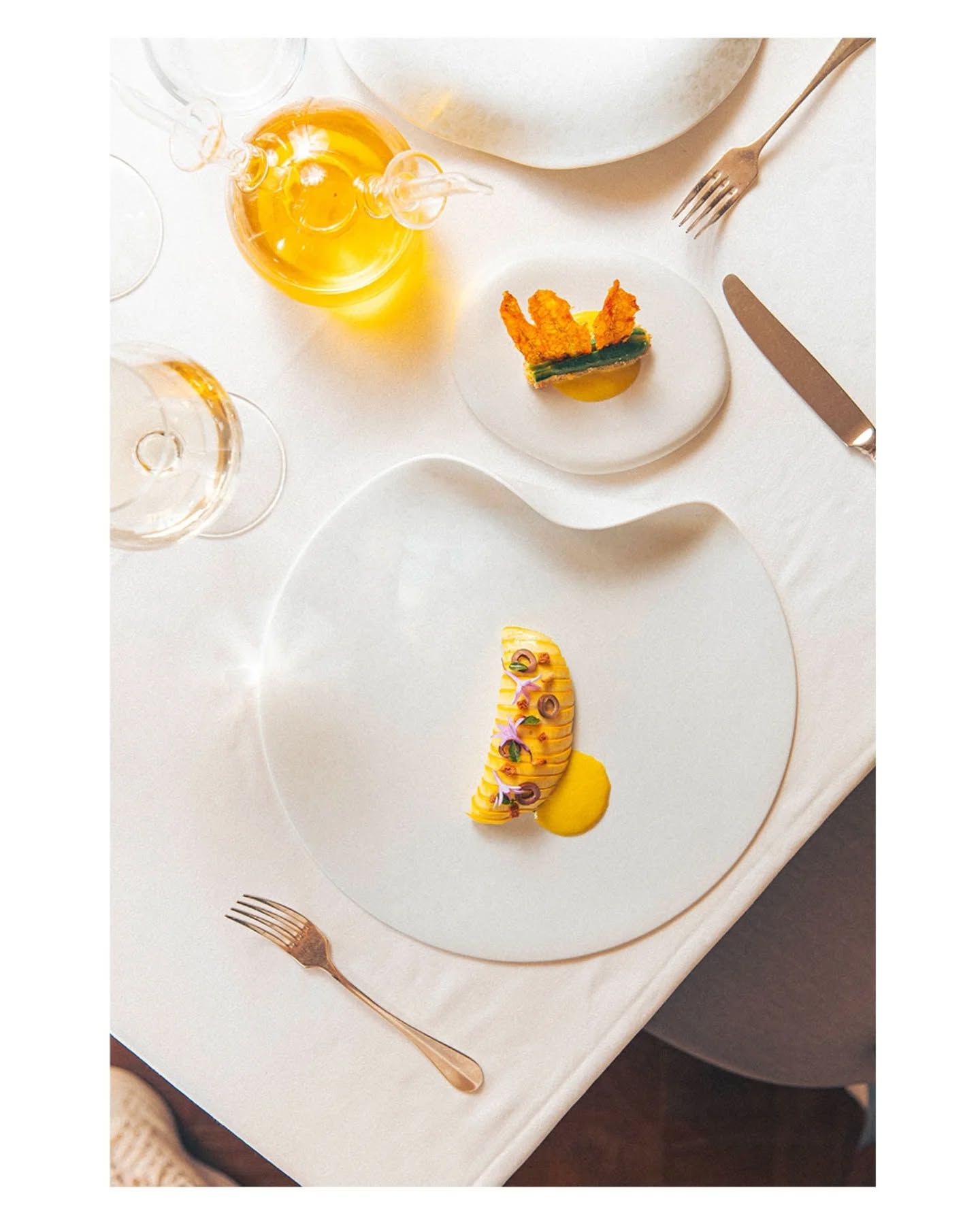 50 NUANCES DE BLANC
Toile vierge.
@chateaudefonscolombe
@florentpietravalle
@cristhianohnet
@amaliarestaurant_
@originetruffe
@letaillevent
@emmanuel_pilon