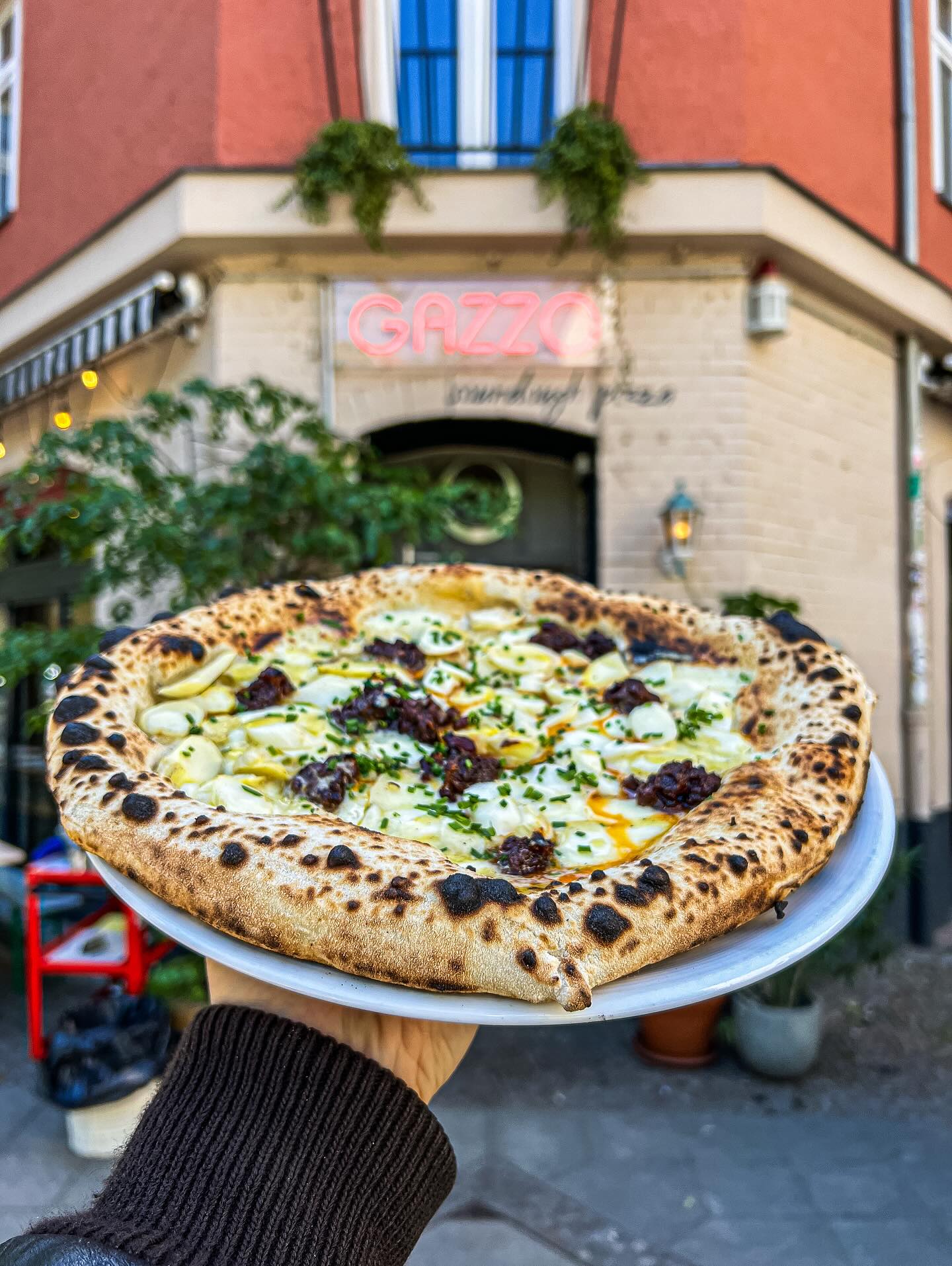 Spargelzeit ☀️
White Beelitz Asparagus, bacon jam from @thesausagemanneversleeps , citrus emulsion and chives.
White asparagus from Beelitz is one of the best ingredients from our region. The bacon jam brings a lot of umami, and the citrus emulsion gives freshness ✨
On the menu now