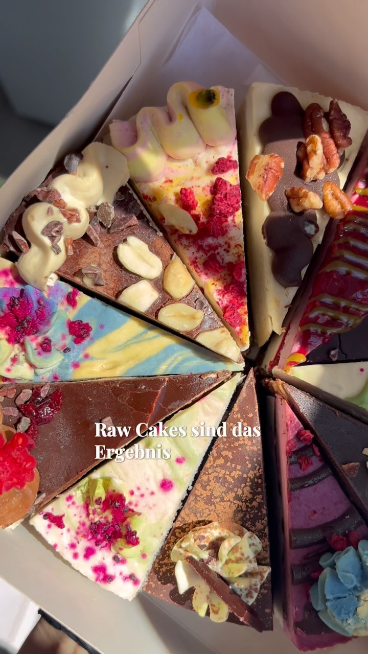 Desserts mit Mehrwert für dich und dein Körper!😊
Heute sprechen wir mal über eine unserer Hauptzutaten: CASHEWKERNE und ich geb die ein paar Insights und Tips du vielleicht noch nicht gewusst hast.😊
Basis unser Cheesecake Cremes sind Bio Cashewkerne. Und diese weichen wir vor der Verarbeitung ein. ABER! Es gibt dabei auch etwas zu beachten DENN man kann so einiges falsch machen:
1.) Achte auf eine gute Qualität! Diese ist entscheidend für Geschmack, Verarbeitung und Konsistenz. 🙌🏼
Was uns wiederum zum nächsten Punkt führt:
2.) Achte darauf, deine Nüsse oder Kerne in ausreichend Wasser einzuweichen, gib gerne auch eine Prise Salz dazu und spüle sie vorab wenn möglich einmal ab, um Staub und grobe Partikel zu entfernen💦
3.) Beachte die Einweichzeit. Diese ist nicht immer gleich und sollte je nachdem was du einweichst, nicht überschritten werden. Ansonsten kann nämlich passieren, was mir auch zum ersten Mal (aber eher aus versehen passiert ist) - es bilden sich Bakterien und dadurch kommt es zu einer schleimigen Konsistenz, oder sie fangen an übel zu riechen.🦠
Dann bitte auf keinen Fall mehr verwenden (auch nicht abwaschen!)
& Zusatz Tip, achte ebenfalls auf das richtige Raumklima.👍
#cashewcheese #rawcake #glutenfreefood