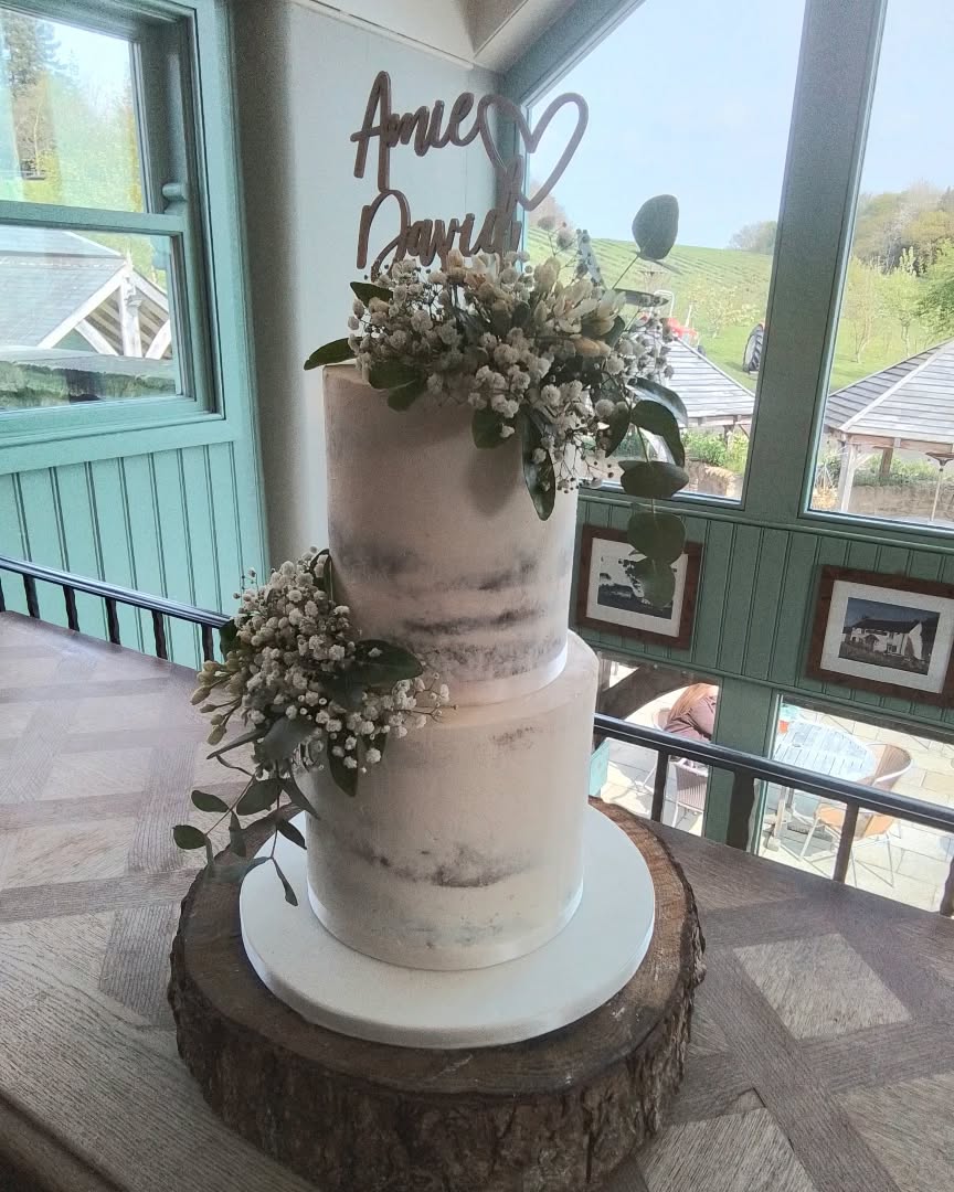David and Amie held their wedding recently at the Black Horse Beamish.
Great venue for a lovely couple .#ivorycakecompany #blackhorsebeamish #northumberlandweddingcakes #seminakedcakes