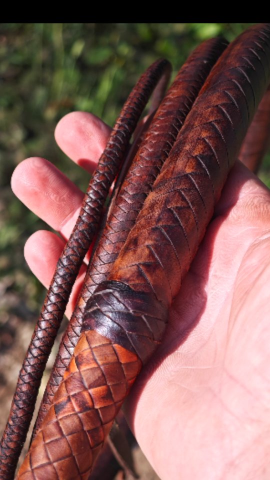 Un modèle hors-série, je me suis amusé sur la teinte et le changement de couleur sur le pommeau et le manche.
Toujours double cœur tressé et 12 lanières à la fin. Cuir de kangourou.
Super tarif si ça vous intéresse me contacter en mp.#romaricgears #props #survival #adventure #survivalskills #bullwhip #indianajoneswhip #survivaladventure #outdooradventure #leatherwork