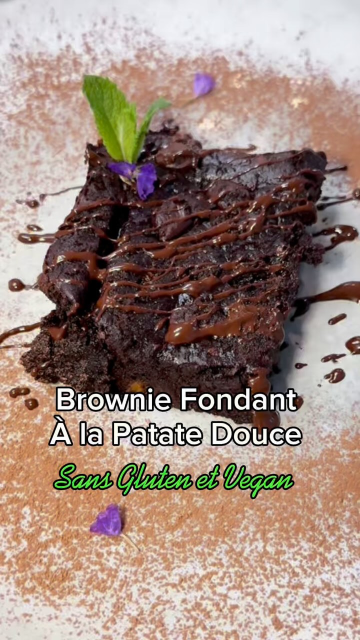 ✨RECETTE ✨⬇️
2 versions du même brownie… et 100% de bonheur !
Ultra fondant, sans farine, sans gluten, vegan — et validé intestins sensibles.
Aujourd’hui je te partage ma recette star du moment : le brownie à la patate douce, en version classique et en version protéinée pour les plus sportifs.
📲Enregistre ce post et/ou tag la personne qui doit te le faire
(Promis, elle te remerciera 😋🤗)
🫶🏼 Brownie Classique - Intestins Friendly
Pour les gourmand(e)s sensibles mais exigeant(e)s.
Ingrédients :
- 180 g de purée de patate douce (cuite, écrasée, réfrigérée la veille)
- 80 g de purée d’amande complète (ou autre oléagineux)
- 30 g de cacao non sucré
- 60 g de sirop d’érable
- ½ c. à café de bicarbonate de soude
- Optionnel: Quelques gouttes d’extrait de vanille
- 30 g de chocolat noir 70 % (j’ai pris celui avec une pointe de sel)
Préparation :
1️⃣ Mélange tous les ingrédients dans un saladier jusqu’à une texture lisse.
2️⃣ Verse dans un moule chemisé et lisse la surface.
3️⃣ Ajoute les pépites de chocolat en topping.
4️⃣ Enfourne à 180°C pendant 25-30 min.
5️⃣ Laisse refroidir avant de couper. Déguste !
⸻
💪🏼 Brownie Protéiné - Pré/Post Workout Boost
Même base, mais avec un petit boost de protéines.
Ingrédients :
- 180 g de purée de patate douce
- 80 g de purée d’amande
- 20 g de protéine en poudre (chocolat)
- 5 g de cacao non sucré
- 10 g de sirop d’érable
- 30 à 60 ml de lait végétal (en fonction de la texture, elle doit être homogène et lisse)
- ½ c. à café de bicarbonate de soude
- Optionnel: 1 c.c d’extrait de vanille
- 30 g de chocolat noir
Préparation identique, mais ajoute le lait végétal pour ajuster la texture.
Cuisson : 20 à 25 min, selon ton four et ta texture préférée.
⸻
💡👉🏼Alors, team brownie classique ou protéiné ?
Dis-le-moi en commentaire et abonne-toi à @julienutrifit pour des recettes qui font rimer fitness avec plaisir et digestion légère.
Quelle recette tu veux que je revisite ensuite ?
#recettehealthy #brownie #vegan #veganbrownies #recetteproteinee #sansgluten #dysbiose #recettefacile #recetterapide #glutenfreerecipes #fitgirl #nutrition #foodinspiration #coach #alimentationsaine #recipe #foodie #reels #explorepage✨