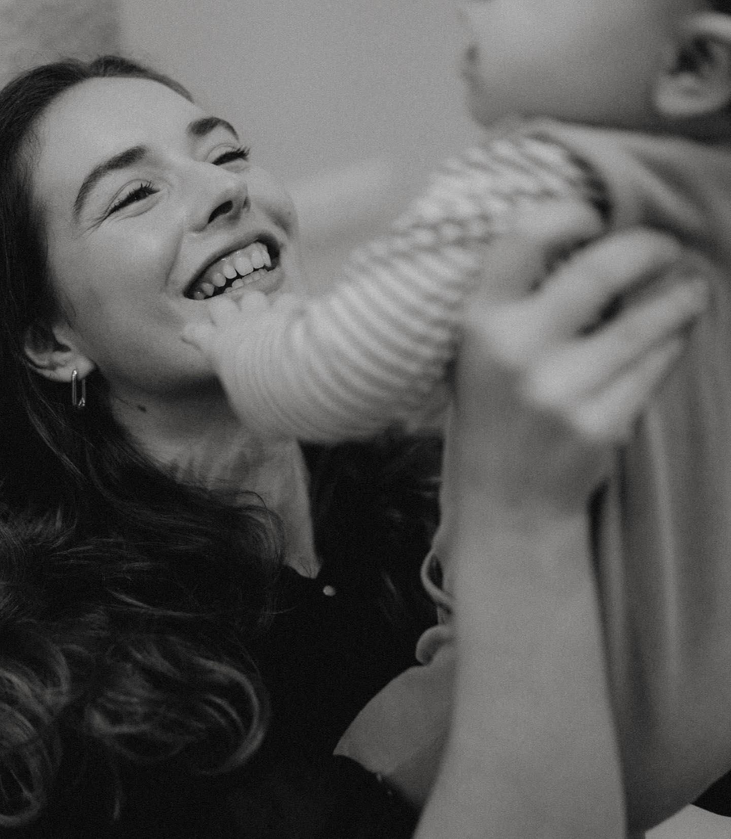 Momself Circle – Mit Baby, aber für dich!
Start: 05.06.2025 - 26.06.2025 im @tinyhamburg
Was ist der Momself Circle?
Während sich viele Angebote ums Baby oder deinen Körper nach der Geburt drehen, schenkt dir der Momself Circle etwas anderes:
Raum für DEIN Wohlbefinden, DEINE Bedürfnisse und DICH als Mensch.
Wir schaffen Raum für Selbstfürsorge, der in dein Leben passt. Dein Baby ist dabei – als Teil eures Alltags und auch des Circles. Es darf spielen, entdecken oder Nähe tanken. Denn Selbstfürsorge soll nicht erst beginnen, wenn alles andere geschafft ist. Sie darf genau hier stattfinden –
mit allem, was gerade da ist.
Inhalte & Tools:
Entspannungsübungen
MET-Klopftechnik, ätherische Öle
Impulse, Orientierung & Reflexion
Ehrlicher Austausch mit anderen Müttern
Kleine, alltagstaugliche Rituale & Routinen für zu Hause
Babys bis 12 Monate sind willkommen –
du darfst natürlich auch allein kommen.
76 € für 4 Termine mit Option auf Verlängerung.
In der Bio findest du den Link zur Anmeldung.
Kennst du eine Mama, für die dieses Angebot interessant sein könnte? Dann erzähl ihr gerne davon oder teile diesen Beitrag
Fotos: @ninariehl.photography
MOMSELF CIRCLE
HAMBURG
SELBSTFÜRSORGE MIT BABY
RAUM FÜR DICH
WOHLBEFINDEN NACH DER GEBURT
MÜTTER STÄRKEN
ENTSPANNUNG FÜR MAMAS
MIT BABY ABER FÜR DICH
ECHTER AUSTAUSCH