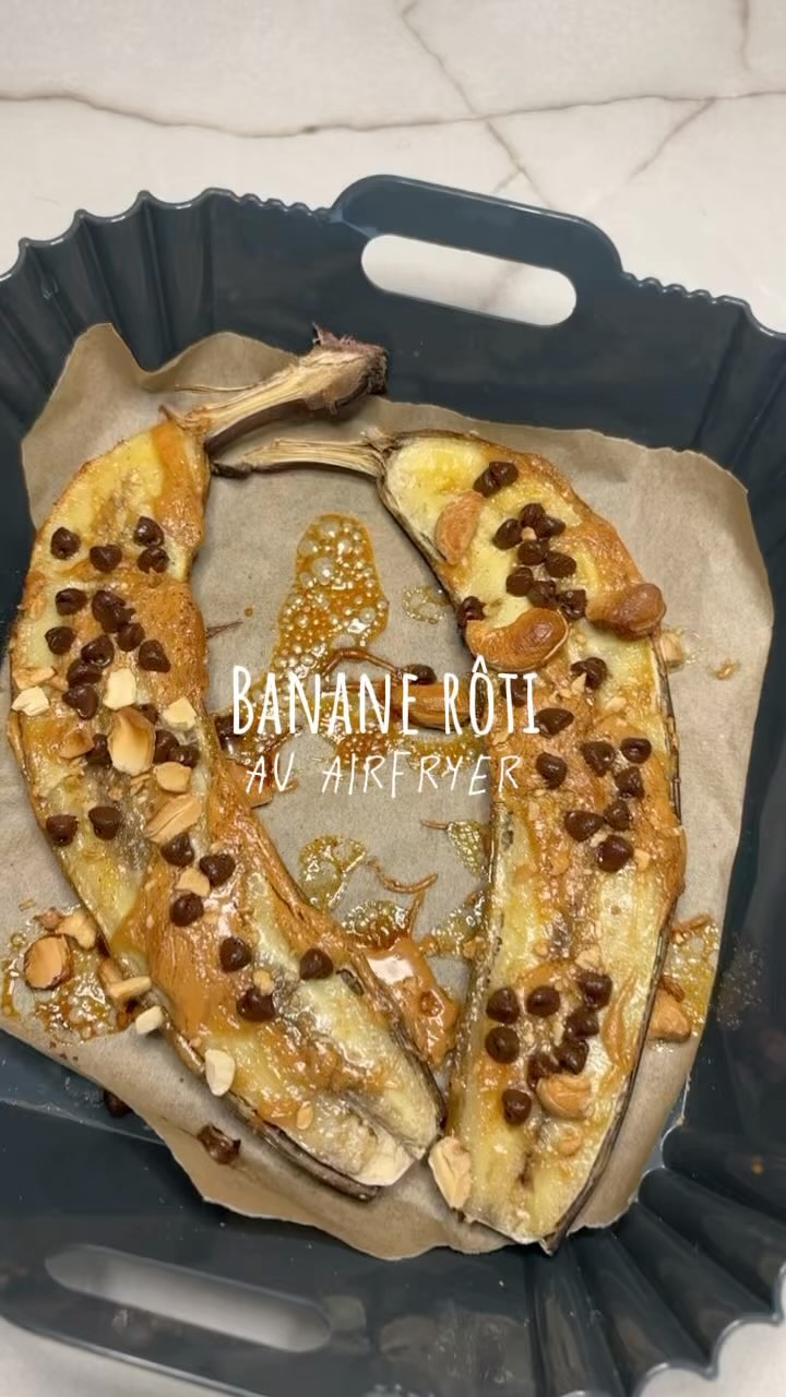 Banane rôti au Airfryer 🍌
Une collation gourmande et réconfortante 🙌🏼
Pour cette recette de banane chaude, il vous faudra :
- banane 🍌
- une pincée de cannelle
- du beurre de cacahuète
- un filet de miel ou sirop d’agave (facultatif)
- quelques pépites de chocolat
- quelques noisettes/cajou ou autres oléagineux !
➡️ 4 min à 180°C au Airfryer ✨
Vous pouvez laisser tiédir avant de manger 😋