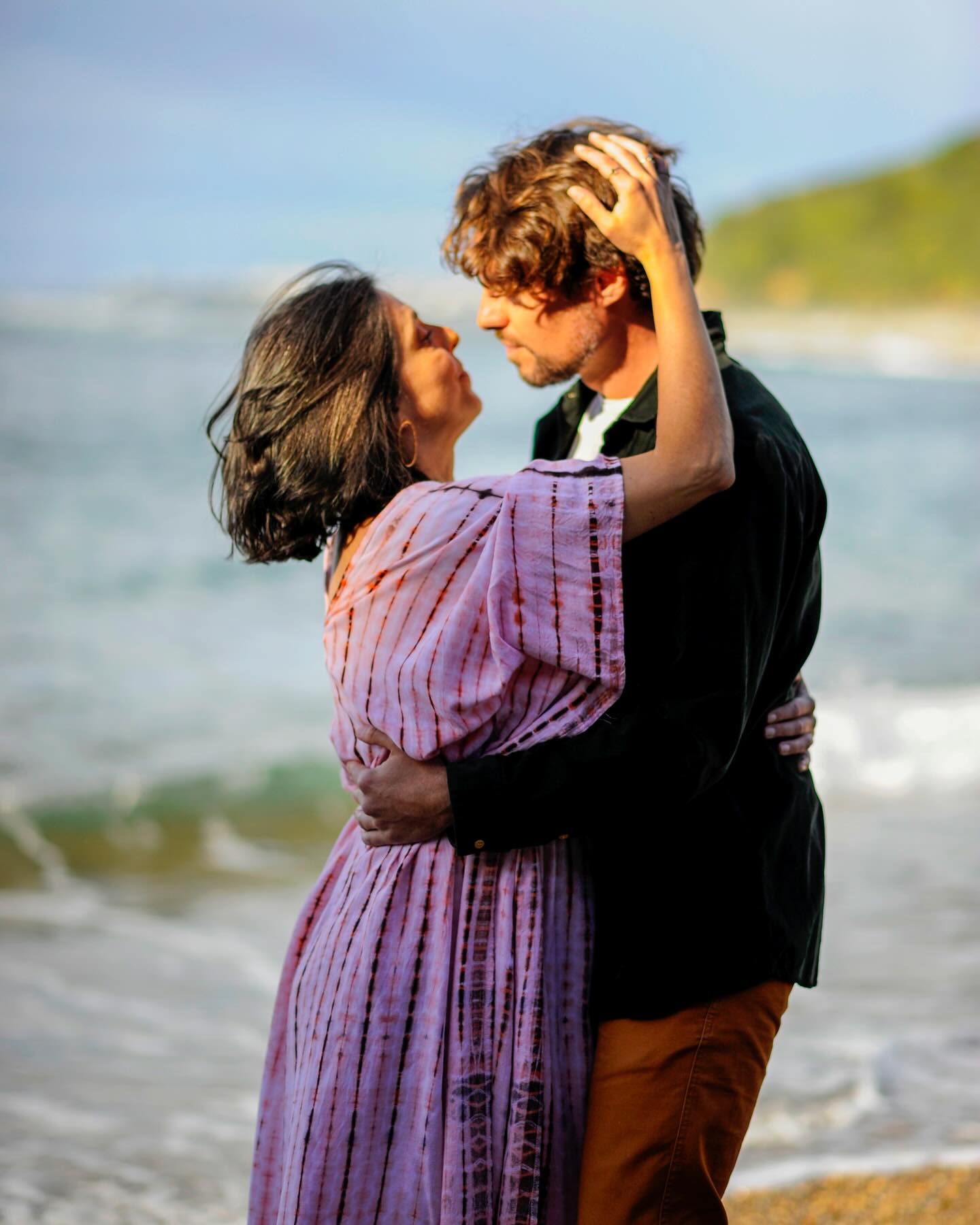 Dans une relation amoureuse, multiplier les critères physiques précis émane d’un besoin crucial de te sentir en sécurité.
Notre cerveau ne fait pas la différence entre ce qui est vrai et ce qui est imaginé. Si tu lui dis qu’en cochant ces cases, cet homme te permettra d’être en sécurité, tu te sentiras effectivement en sécurité avec lui. Pendant un temps…
Donc pour ton cerveau, critères physiques respectés = sécurité, jusqu’à ce que la relation dégénère (non respect de tes besoins par ci, incohérence par là, manque de communication etc.), que tu culpabilises et que tu n’arrives plus à t’en dépatouiller.
Ce besoin de sécurité que tu as, il est aussi légitime qu’il peut te faire faire n’importe quoi. Donc l’idée c’est d’aller l’écouter, mais VRAIMENT l’écouter.
Et pour vraiment écouter ton besoin de sécurité, tu peux :
* Rassurer la part de toi qui culpabilise de revivre les mêmes situations encore et encore et d’osciller entre des relations qui te font du mal et des relations où tu t’ennuies
* Faire de la place à cette part de toi qui a besoin de contrôler autant les choses pour se sentir rassurer
* Laisser s’exprimer la part qui juge les 2 premières et qui bloque le processus de libération émotionnel
C’est ainsi que tu pourras réconcilier les 2 parties qui semblent s’opposer en toi :
celle qui veut vraiment le respect, l’amour, la douceur qu’elle mérite (partie consciente)
et celle qui court après les relations compliquées parce que c’est ce qu’elle connaît (partie inconsciente).
———————————————————————
Je suis Emilie, thérapeute & coach diplômée spécialisée dans la dépendance affective.
J’aide les femmes qui souffrent de schémas toxiques répétitifs à aimer sereinement et librement, sans plus jamais s’oublier.
Tu te reconnais dans ce post ? Faisons connaissance pour savoir comment je peux t’accompagner. Rdv dans le lien en bio ou sur emilie-leduc.com
#dependanceaffective #manipulation#relationtoxique#addiction#dependance#peurs#blessuredabandon#rupture#couple#hypersensibilité #emotions #abandon #perversnarcissique #depression #blessuredelame #selflove #amourdesoi #tinder#date#rencontre #angoisse#solitude #lovecoach #pn #devperso #amourdesoi