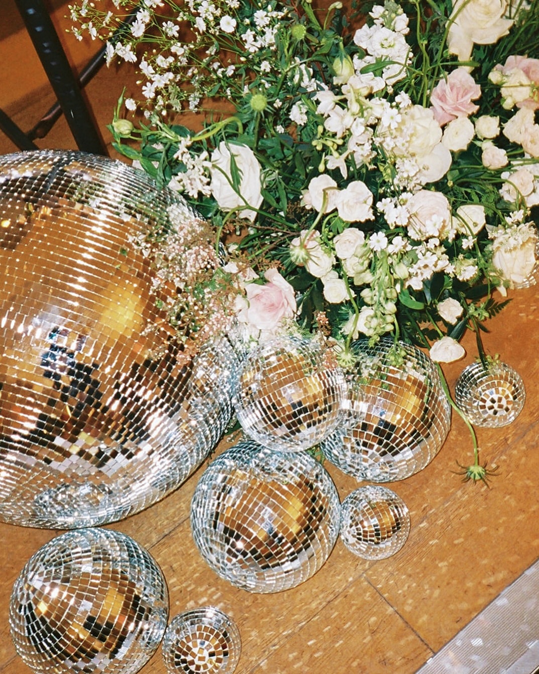 Celebrate in style with disco balls, dancing blooms, wild greenery…and a boba in hand — now that’s how you throw fun a party! 💃 🪩 🕺🏼 🧋
Venue: @maliboulakelodge
Caterer: @chefcordelia
Planner: @inthecloudsevents
Photographer: @sharonko_photo
Musicians: @twotownsent
DJ: @hidefgroup
Event Rentals: @3littlebirdseventplanning
Floral Designer: @mirabelfloraldesign
Disco Ball Rentals: @papillonrentals
Room Block: @hyattregencywestlake
Transportation: @swoop
Hair & Makeup: @kellyzhangstudio
Signage: @ladesignboutique
Stationery: @arielle.spinner
Boba Catering: @thebobatender
Photo Booth: @pixsterphotobooth
Churro Catering: @thechurromantruck