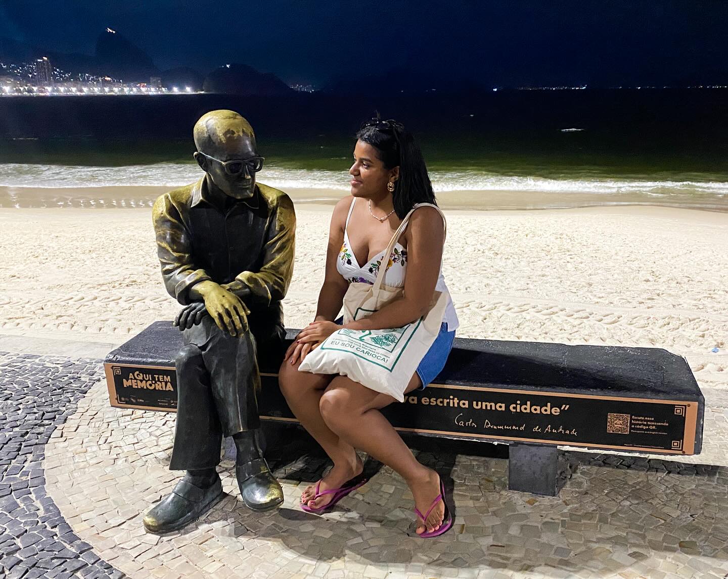 💌Carta aberta a Carlos Drummond de Andrade
Caro Sr. Carlos Drummond de Andrade,
Desde a sua partida, as coisas não têm sido fáceis, afinal de contas, às vezes sinto que o Sr. não deixou poemas suficientes para eu descobrir e maravilhar-me com as belezas que via através do seu olhar.
Na minha primeira vez ao Rio de Janeiro, não pude ver tudo que gostaria. Nos dias de hoje, os trabalhadores precisam fechar a Biblioteca Nacional para ter as suas vozes ouvidas, mas, ao mesmo tempo, gostei de me sentar na beira da praia e ouvir o som das ondas quebrar. Por favor, não me julgue, de onde venho é meio complicado ver o mar, quanto mais ouvi e o som transmitido pelos aparelhos eletrônicos não tem o combo do vento e areia.
Andando pela rua e observando as várias facetas do Rio, pude entender o porquê do Sr. escreveu os poemas: o “Mundo é Grande” e “Flor de janeiro”. Ao mesmo tempo, encontrei as inspirações de Clarice Lispector, Machado de Assis e tantas músicas e filmes que tenho visto durante a minha vida sobre essa cidade. O Rio é realmente muito lindo. Mais que isso, ele é cheio de história e respira cultura pelas suas ruas.
Quando deixei o Rio de Janeiro para trás, sinto que não o conhecia de verdade, parece que faltou uma parcela da beleza e exuberância a ser descoberta por mim. Na verdade, sempre sinto isso, sempre falta mais a ser visto quando vou embora e é exatamente isso que me faz retornar.
Até meu retorno.
#riodejaneiro #carta #livros #literaturanacional #carlosdrummonddeandrade #carlos #poemas #estatua #estatuacarlosdrummonddeandrade #copacabana #brazil #literaturabrasileiracontemporânea #escrita #fanfic