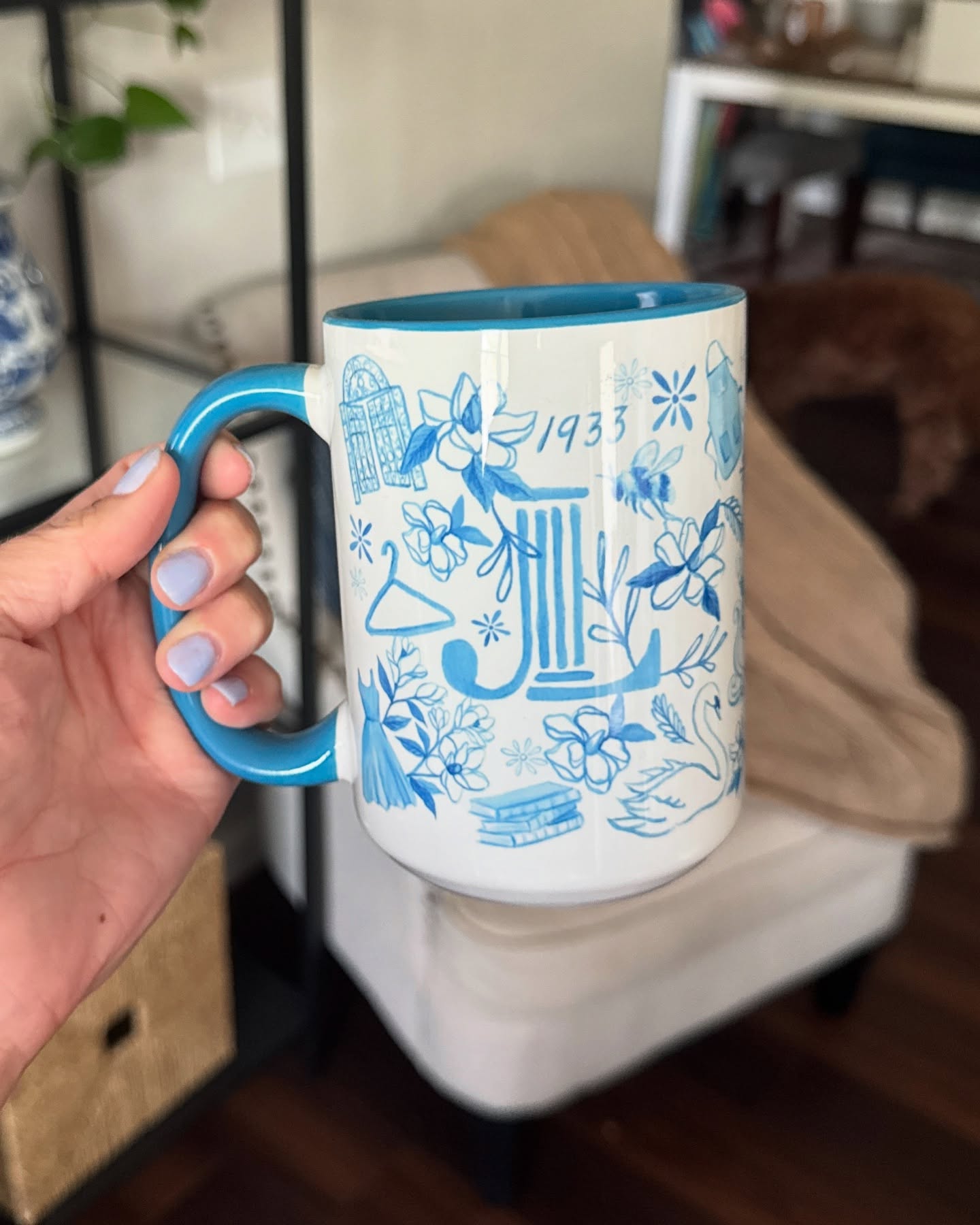 Creating this piece to mark the end of the Junior League Year and the end of your bestie @kd_fitz being President was a really special project to work on!
We turned the pattern into a mug but I have a few things up my sleeve as to what else we could with it but for now the blue and red version are up on my website and a portion of the sales will go to @jlglakeland