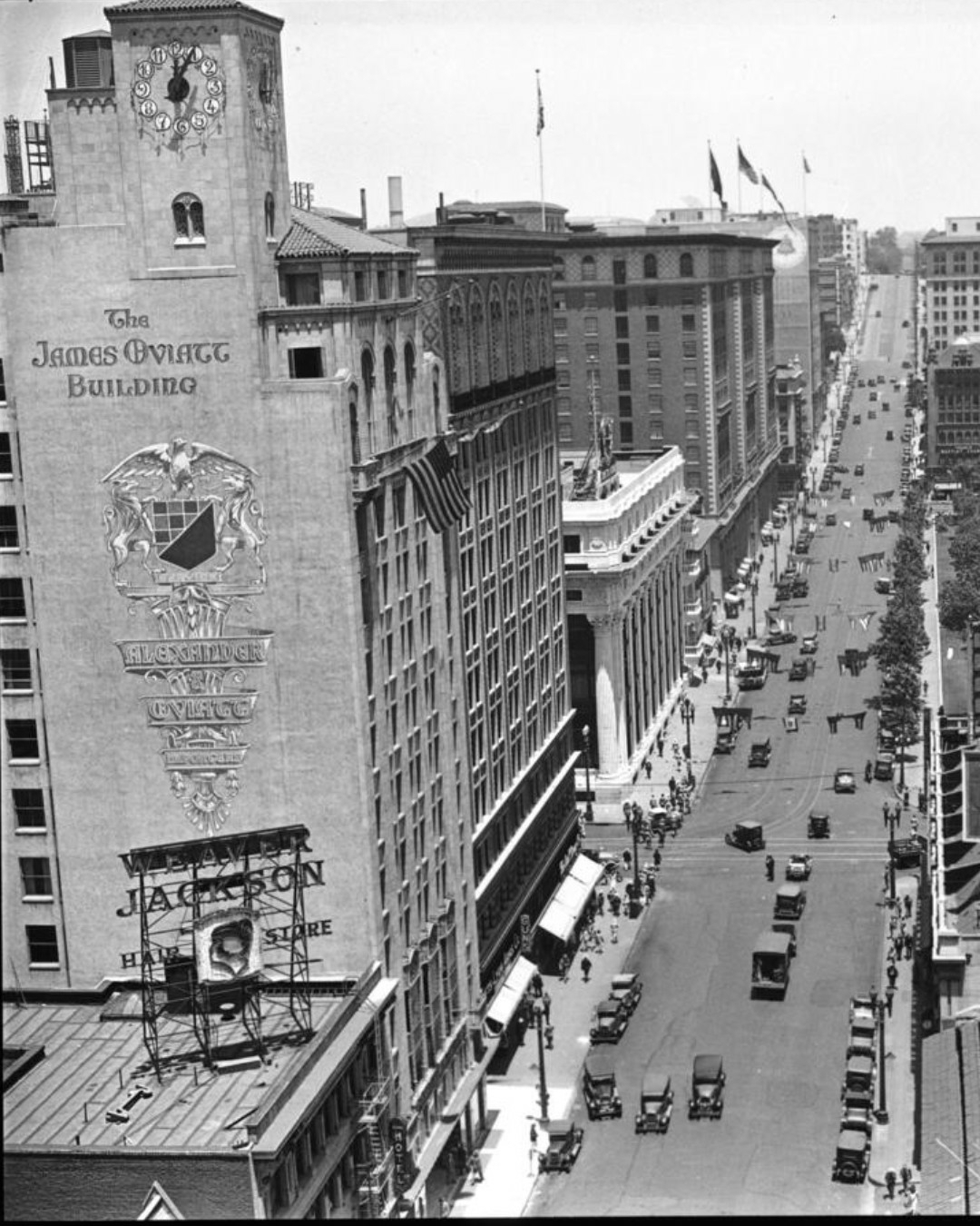 Built in 1928. Pictured in the 1930s. Still stealing the spotlight in 2025. The Oviatt has always been a rooftop icon. #TheOviatt #ArtDecoLA #DTLAHistory #RooftopIcon #DTLA
Photo Credit: University of Southern California Libraries and California Historical Society