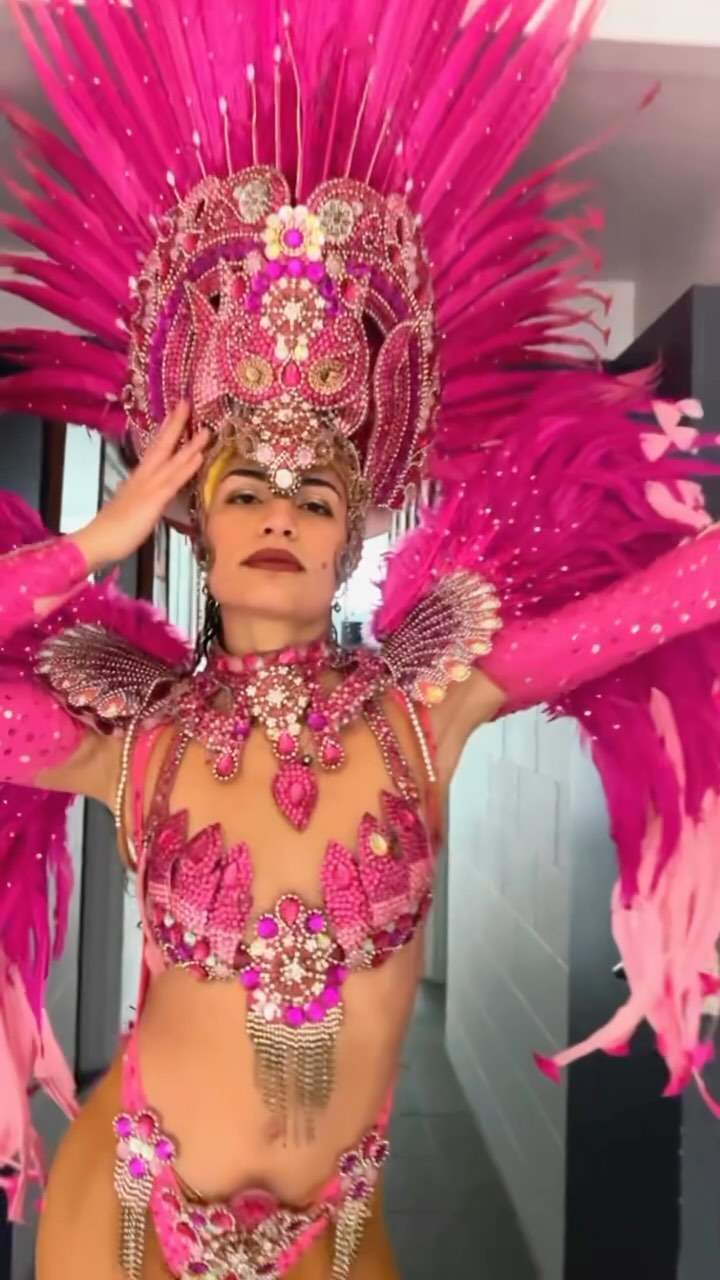 The Anitta trend last night before our amazing gig! Just because we like some fun 💃🏽
.
.
.
#anitta #sambadancers #brasil