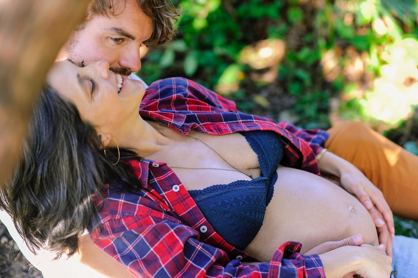 Dans une relation amoureuse, multiplier les critères physiques précis émane d’un besoin crucial de te sentir en sécurité.
Notre cerveau ne fait pas la différence entre ce qui est vrai et ce qui est imaginé. Si tu lui dis qu’en cochant ces cases, cet homme te permettra d’être en sécurité, tu te sentiras effectivement en sécurité avec lui. Pendant un temps…
Donc pour ton cerveau, critères physiques respectés = sécurité, jusqu’à ce que la relation dégénère (non respect de tes besoins par ci, incohérence par là, manque de communication etc.), que tu culpabilises et que tu n’arrives plus à t’en dépatouiller.
Ce besoin de sécurité que tu as, il est aussi légitime qu’il peut te faire faire n’importe quoi. Donc l’idée c’est d’aller l’écouter, mais VRAIMENT l’écouter.
Et pour vraiment écouter ton besoin de sécurité, tu peux :
* Rassurer la part de toi qui culpabilise de revivre les mêmes situations encore et encore et d’osciller entre des relations qui te font du mal et des relations où tu t’ennuies
* Faire de la place à cette part de toi qui a besoin de contrôler autant les choses pour se sentir rassurer
* Laisser s’exprimer la part qui juge les 2 premières et qui bloque le processus de libération émotionnel
C’est ainsi que tu pourras réconcilier les 2 parties qui semblent s’opposer en toi :
celle qui veut vraiment le respect, l’amour, la douceur qu’elle mérite (partie consciente)
et celle qui court après les relations compliquées parce que c’est ce qu’elle connaît (partie inconsciente).
———————————————————————
Je suis Emilie, thérapeute & coach diplômée spécialisée dans la dépendance affective.
J’aide les femmes qui souffrent de schémas toxiques répétitifs à aimer sereinement et librement, sans plus jamais s’oublier.
Tu te reconnais dans ce post ? Faisons connaissance pour savoir comment je peux t’accompagner. Rdv dans le lien en bio ou sur emilie-leduc.com
#dependanceaffective #manipulation#relationtoxique#addiction#dependance#peurs#blessuredabandon#rupture#couple#hypersensibilité #emotions #abandon #perversnarcissique #depression #blessuredelame #selflove #amourdesoi #tinder#date#rencontre #angoisse#solitude #lovecoach #pn #devperso #amourdesoi