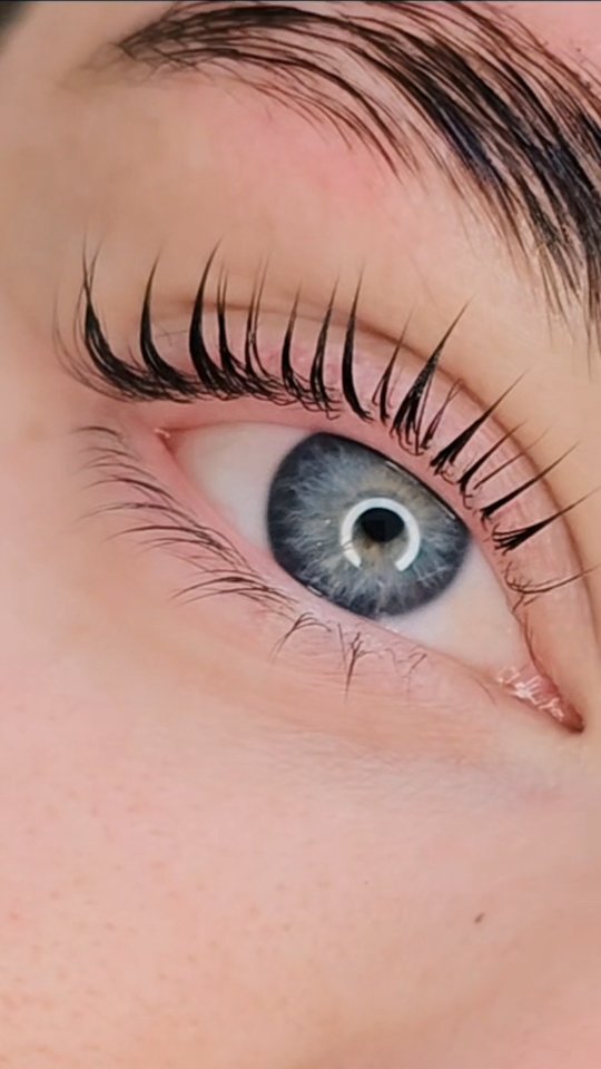 We love a good Lash & Brow Lift!
Here we used U Curl Pads Size M. Processing time 6.5 minutes. We used Perfect Glue Balm 🖤