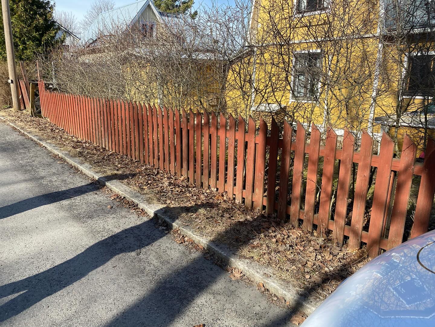 Kesän ensimmäinen aitaprojekti. Vanha aita oli tullut ns. tiensä päähän, joten saimme tehdä uuden. Samoin tehtiin kokonaan uusi portti. Meidän mielestä tuli hieno ja mikä tärkein, niin asiakas oli erittäin tyytyväinen. 🤩👌