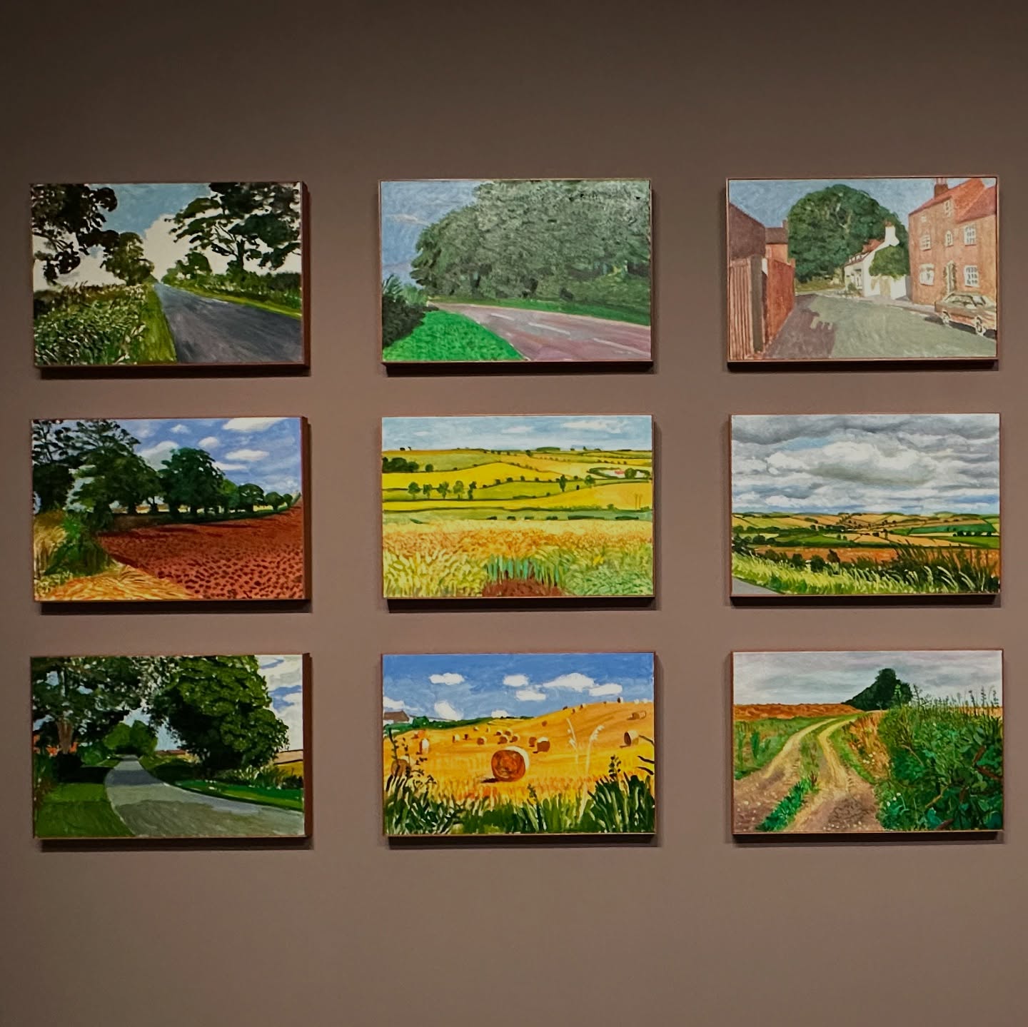 I really enjoyed visiting the David Hockney exhibition at the Fondation Louis Vuitton last week-end. Obviously, English painters understand each other ☺️👩🏻🎨
#davidhockney @davidhockneyofficial @fondationlv #exhibition #painting #contemporarypaintings #englishpainter #inspiration #colorful #landscapepaintings #nadegemarneffeart