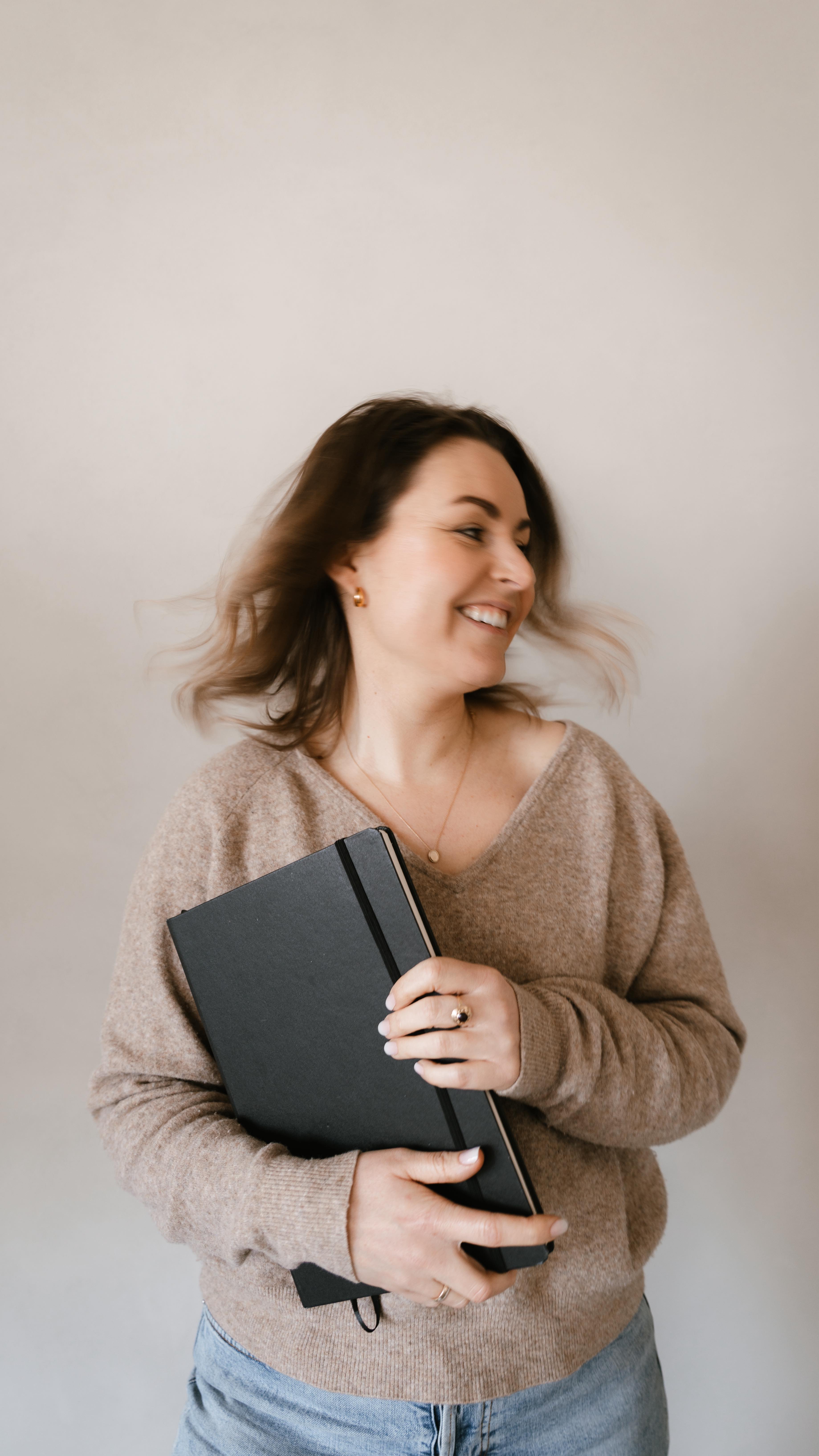 Ow wat vond ik dit spannend, mezelf filmen tijdens het tekenen… But here it is!
Ik was vandaag op stap met een boekje en een camera om te tekenen. Benieuwd wat jullie er van vinden!
#creatief #sketchbook #tekenen #kleuren #sketchjournaling #watercolor #aquarel #aquareltechnieken #tekenenkunjeleren #nietperfectisookgoed #oefening #urbansketcher #urbansketches