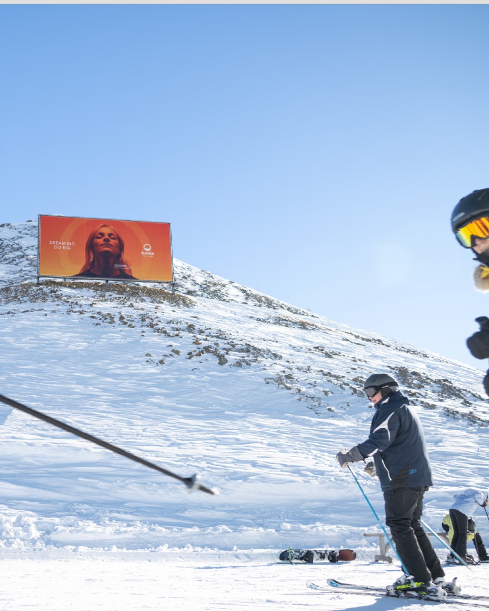 You can skip a YouTube ad.
Close a pop-up.
Scroll past a feed.
But when you’re standing in a lift line staring at a mega billboard?
You’re not skipping anything.
And that’s exactly why it works.