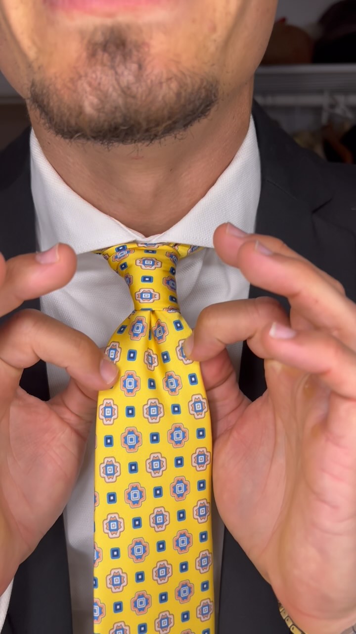 Nos vemos en el Real, quiero ver esos nudos bien hechos 😎
*El pantalón no tiene botones para los tirantes, que os veo venir.
#feriadesevilla #feriadeabril2025 #feriadeabril #corbata #nudodecorbata