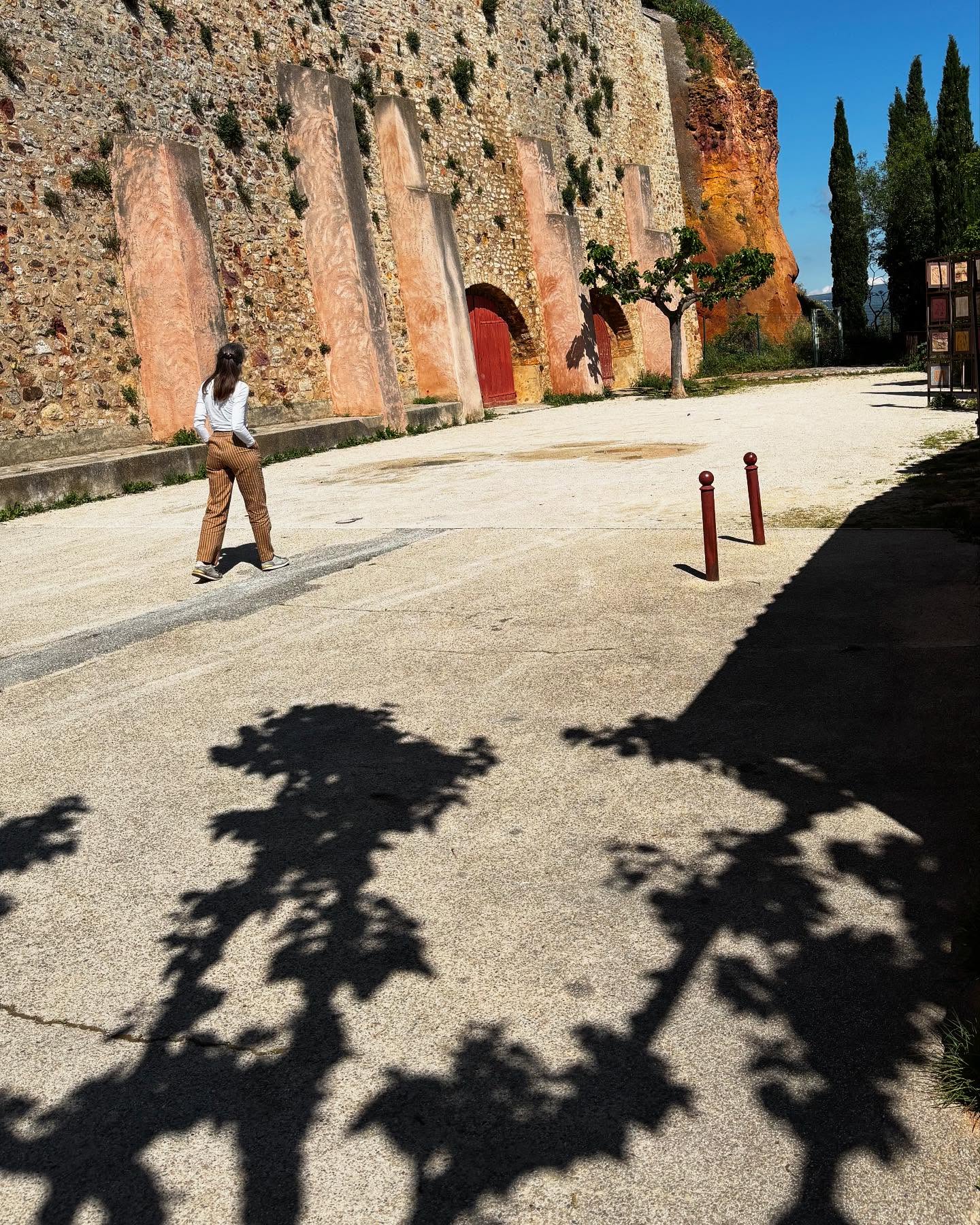 Back in Roussillon. 💛
Roussillon lies on the so-called “Massif das Ocres,” whose yellow/red pigment was mined and traded in Roman times (as well as from the 14th century).
This red/yellow earth is clearly visible when you walk the so-called ‘ochre path’ (‘Sentien des ocres’) from Roussillon, in the former ochre mine. This piece of nature has been shaped by wind, water and the hand of man. We were the first visitors this morning and enjoyed a silence disturbed only by a cuckoo and other birds.
The ochre can also be seen in the color of the houses here. Alternating shades of yellow and red make a walk through the streets a real feast. Meanwhile, the sun had come out from behind the clouds, making the color experience even more intense!