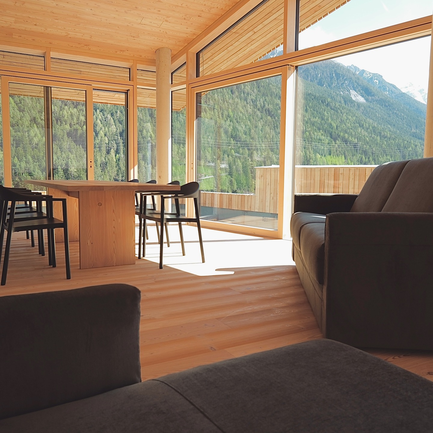 Licht. Holz. Raum zum Durchatmen – alpine Klarheit in ihrer schönsten Form. #lärchenlodge #stubaital #designapartment #alpinestyle #slowtravel #naturdesign #bergzeit #minimalismus #tirolurlaub #lodgeliving
