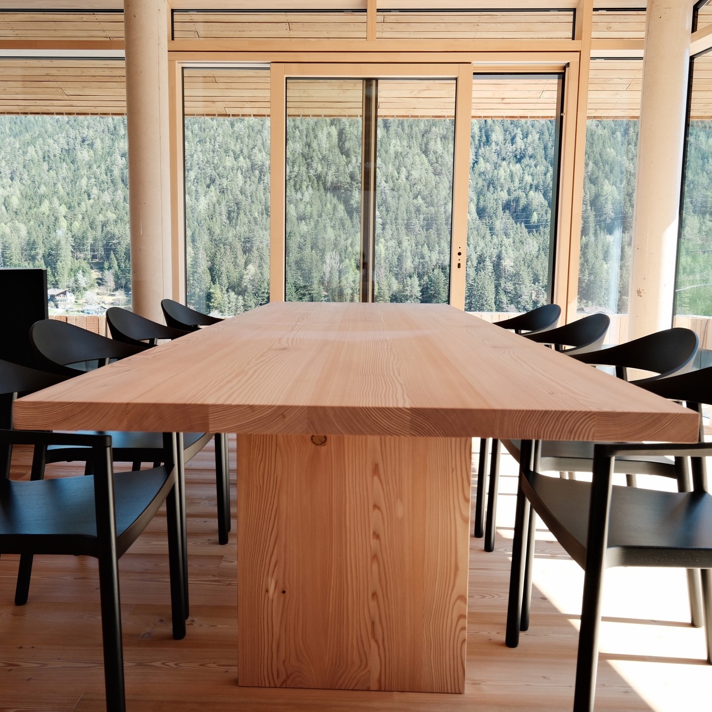 Alpiner Minimalismus trifft Ausblick – Platz für echte Gespräche, gutes Essen & ruhige Stunden. #lärchenlodge #stubaital #designapartment #alpineluxury #holztisch #aussichtgenießen #slowtravel #naturdesign #interiorlove #tirolurlaub