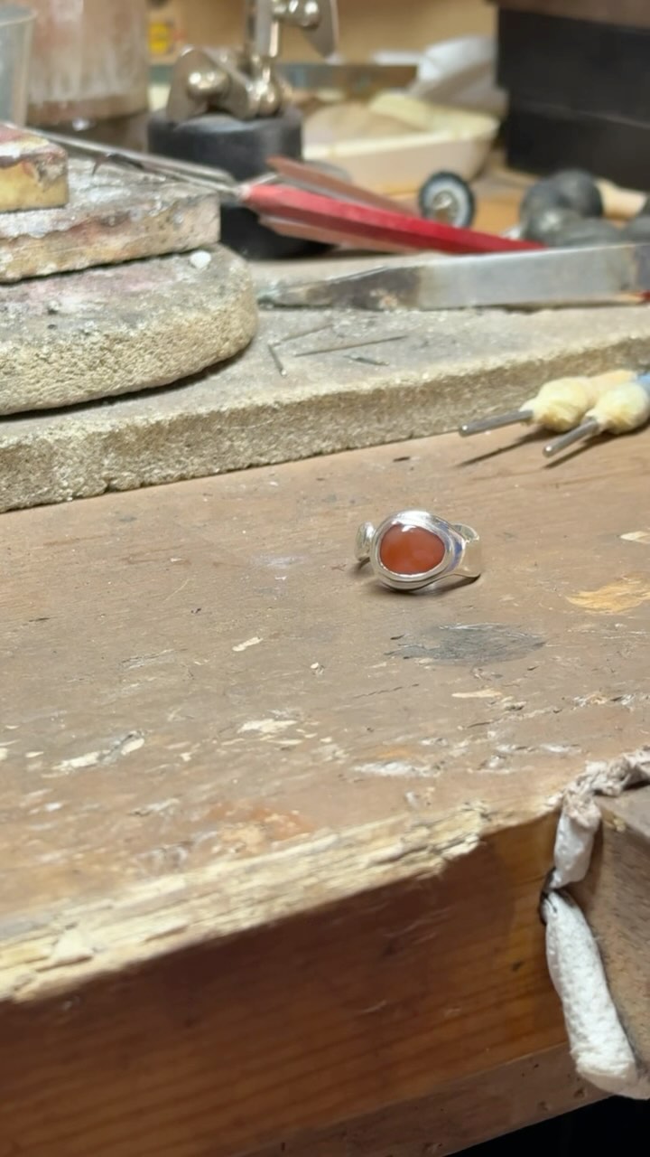 Ever wondered how a ring is made?
We’re taking you behind the scenes — from first sketch to final polish.
This is how your jewelry comes to life.
Video by: @eirini_gnpl
#jewelry#silverjewelry#rings#silverring#handmadejewelry#mikarojewelry