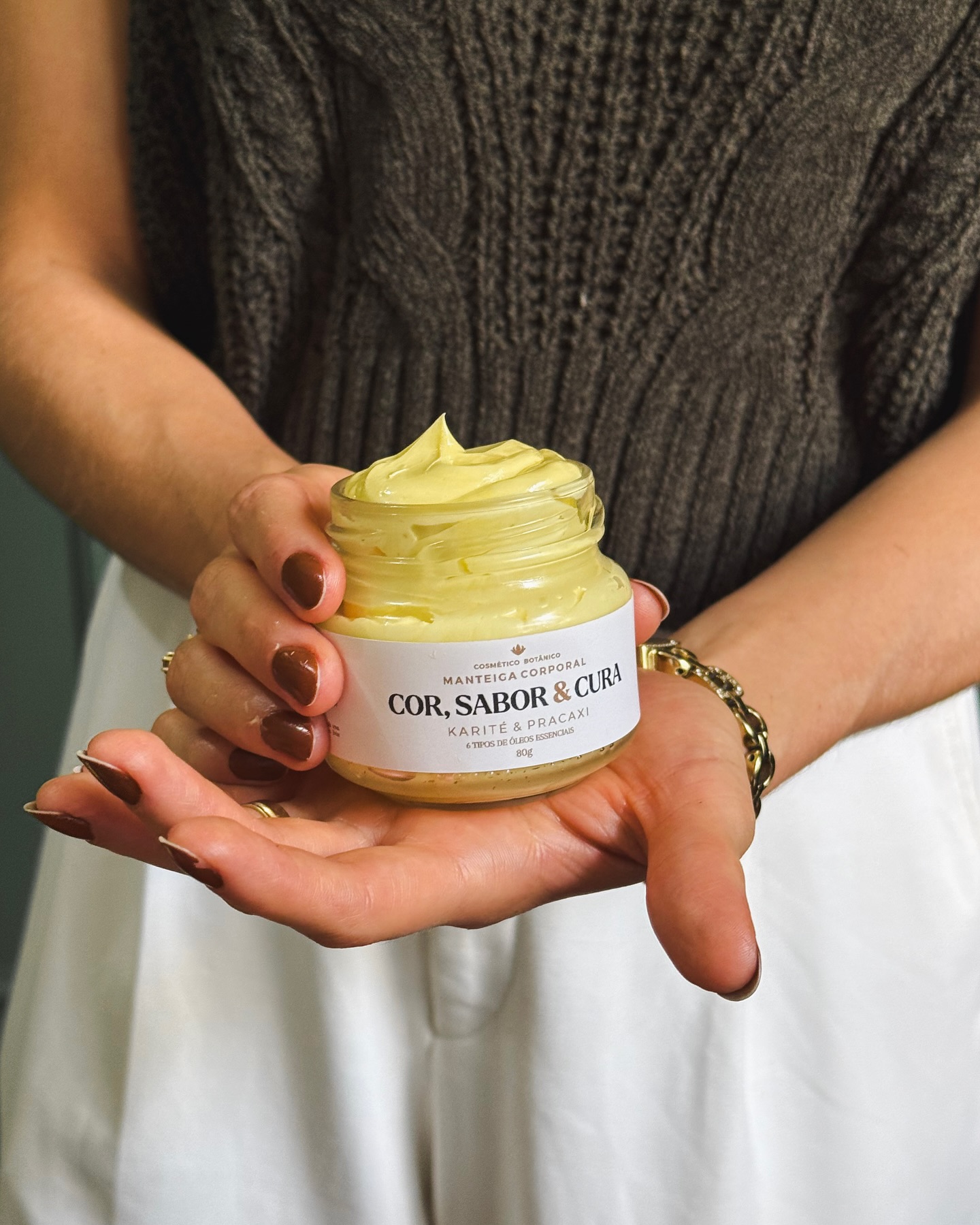 A manteiga de karité da CSC é um produto exclusivo do nosso kit de Dia das Mães — criada artesanalmente, com textura generosa e fórmula limpa.
Nutre profundamente, suaviza a pele e acalma até os dias mais apressados.
É mais do que um cosmético: é um convite ao toque consciente, ao tempo dedicado, ao gesto que fica.
Uma oportunidade única de sentir de perto o que só a CSC entrega:
cuidado, essência e intenção.