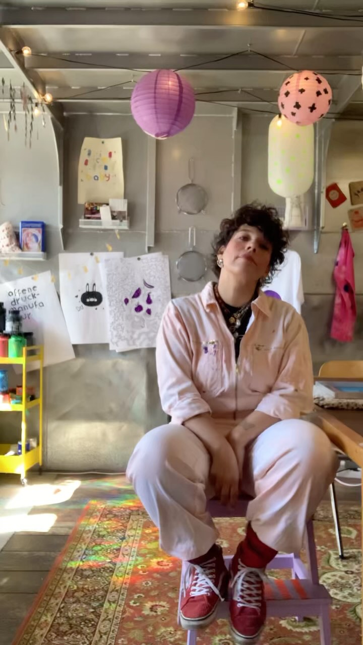 Zweifel gehören irgendwie dazu.
An manchen Tagen mehr, an anderen weniger.
Wenn’s besonders laut wird im Kopf, hilft meistens: Gästebuch aufschlagen.
Lesen, was meine Besucher*innen mir da reingeschrieben haben.
Kurz durchatmen. Weitermachen.
Funktioniert erstaunlich gut.
#kreativalltag #selbstständig #realtalk #gästebuchliebe #künstlerinnenleben #einfachweitermachen