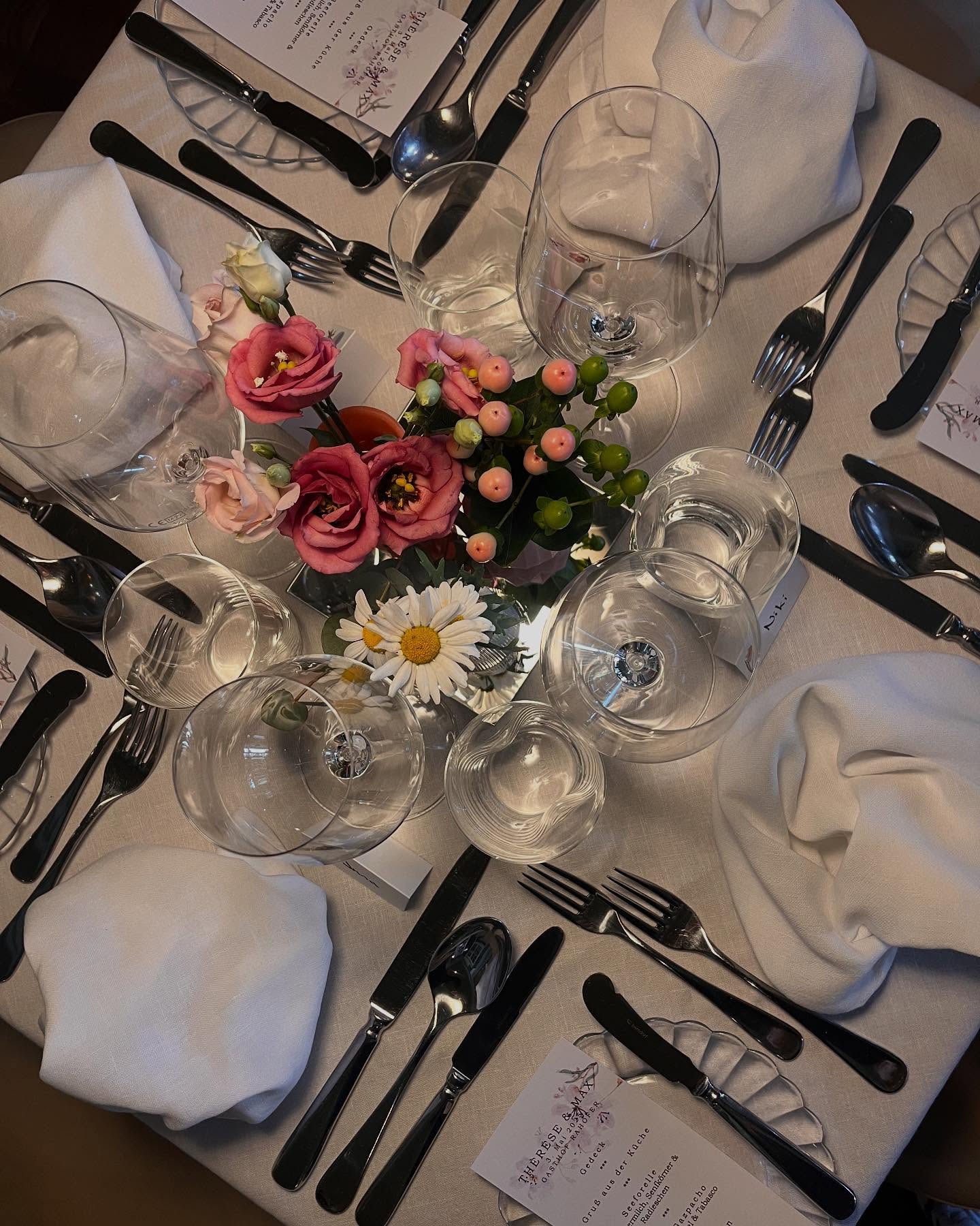 Egal ob Dinner zu zweit, alleine, mit der besten Freundin, mit der Schwiegermutter oder zum Geburtstag wir decken für jeden Anlass!
Gleich reservieren und auf einen großartigen Mittag oder Abend freuen ! 🫶🏼✨
07225/8303 oder reservierung@rahofer.at
Wir freuen uns!