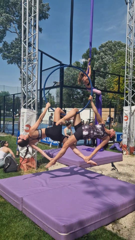 READY, SET, OUTDOOR SEASON! 🥳🙌🏻
Die Outdoor Season hat officially gestartet! Danke an alle die beim Kickoff mit uns die Sonne genossen und die Saison offiziell eingeläutet haben 🙌🏻💜
Alle Infos zur Outdoor Season findet ihr in den Kursbeschreibungen (ihr erkennt die Outdoor Classes am Baum-Symbol in eversports), im letzten Newsletter und in unserem neuen "Outdoor" Highlight 💜
#aerialsilk #aerialdance #aerialhoop #aerialarts #rig #outdoor