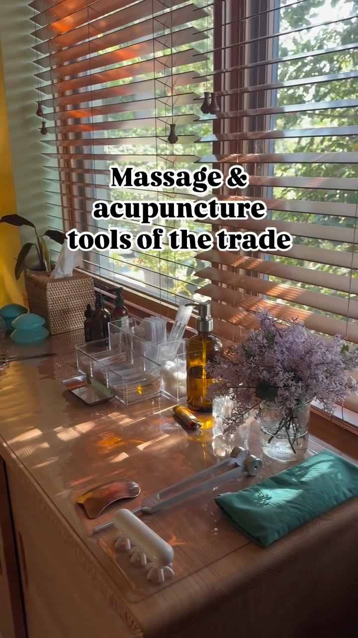🔥Our tool tables are pretty stacked with fun and therapeutic options that we use in conjunction with acupuncture and massage.
It’s a dreamy buffet of every way we can fathom to get you feeling better and more relaxed immediately. Everything from multiple styles of gua sha scrapers (@fasciablasterofficial & @markparzynski’s hand made copper gua sha), Arnica oil from our friends at @green.heart.herbal.co, a tuning fork for healing vibrations, silicone and glass fire cups for pain and circulation, all different sizes and styles of acupuncture needles, essential oils (@snowlotusaromatherapy), lavender eye pillows for rest…
❓Do you have a favorite manual therapy style — either to give (for our manual therapists) or if you’re a patient to receive?