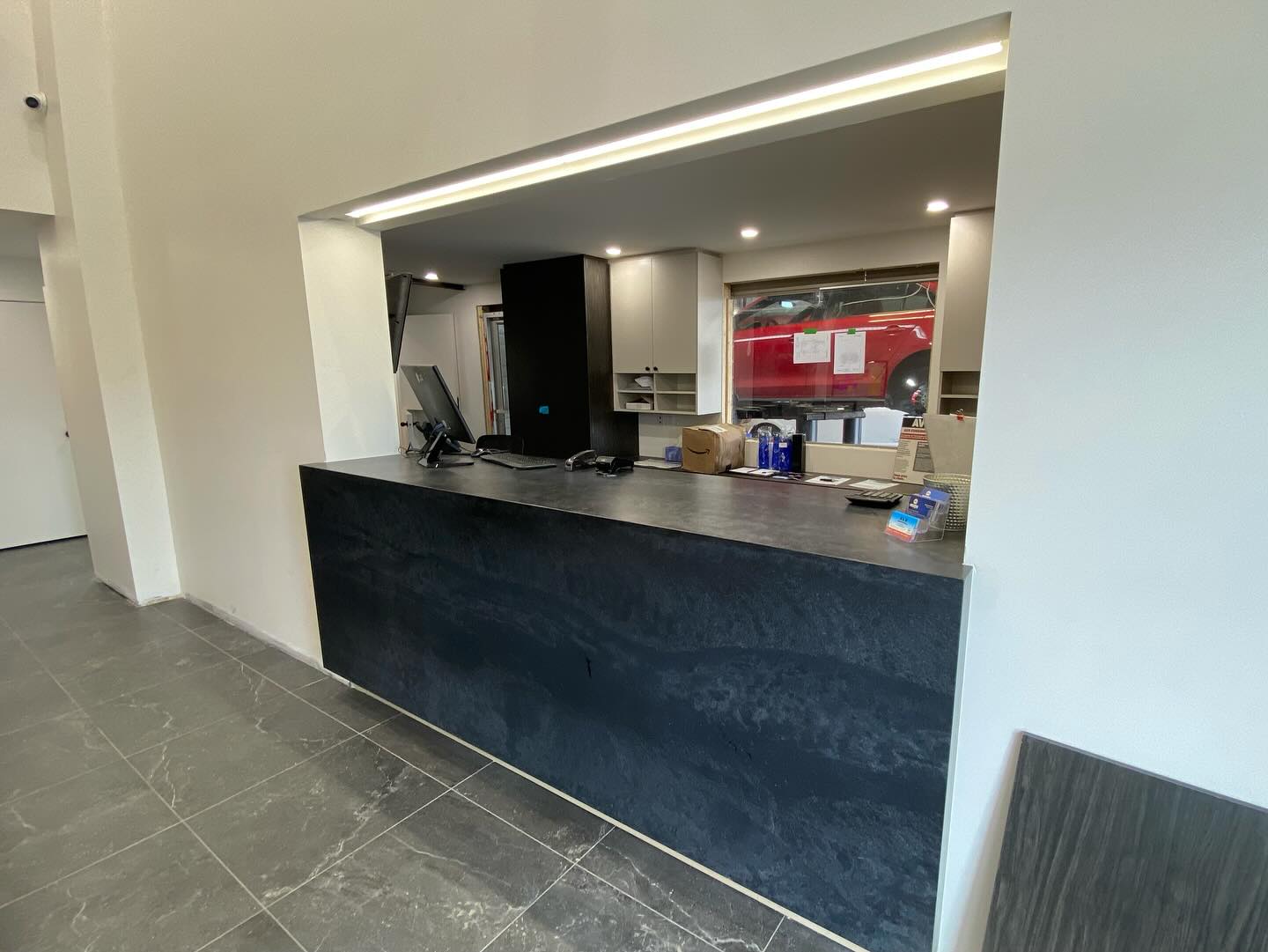 Voici un aperçu de notre dernière réalisation pour le projet Autotec. Un comptoir d’accueil épuré et robuste, conçu en quartz noir texturé, parfaitement intégré à un espace moderne et fonctionnel. #constructionvcm #quartz #entrepreneurgeneral #commercial #designcommercial