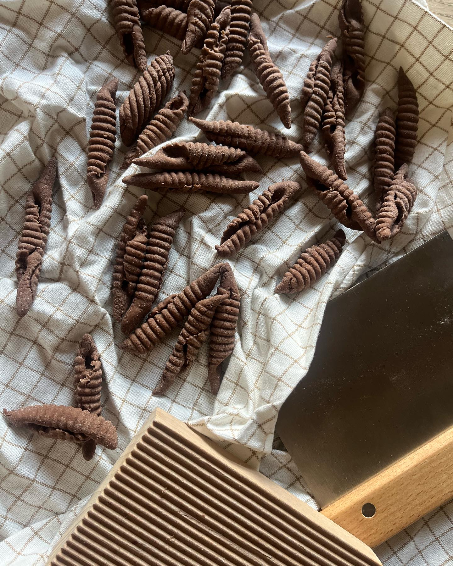 Don’t sleep on putting cocoa into your pasta dough 🤎 it adds a gorgeous deep brown color and smells heavenly (but doesn’t really come through in taste, which is all the better). Turned this cocoa semolina dough into capunti by dragging little rolled pieces of dough across a gnocchi board, pressing down with 3 fingertips. So simple!
•
•
•
•
•
#freshpasta #pastafresca #homemadepasta #pastalovers #foodie #eattheworld #foodforthesoul #goodmoodfood #pastalover #feedfeed #italiancooking #onmytable #girlswithgluten #chosepasta #foryoupage #explore #workshop #pastatools #italiantools #brasspastatools #madeinitaly