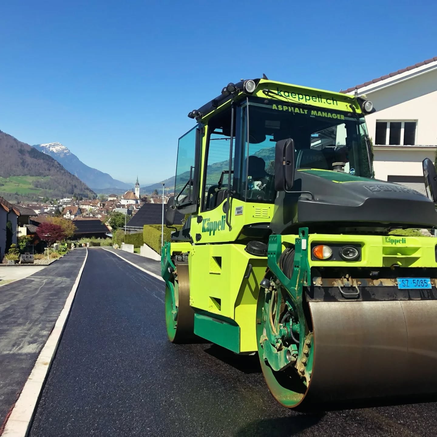 Letzte Woche konnten wir bei herrlich warmen Wetter, die Tragschicht in der Gartenlaubenstrasse in Schwyz einbauen.
#strassenbau #belagseinbau #asphaltieren #vögelefertiger #mercedestrucks #arocs #bomag #hamm #käppelischwyzag #schwyz