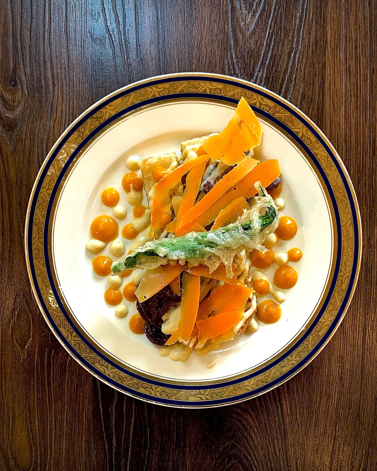 Asperges blanches, garlic bread, olives kalamata, condiments butternut, tempura ail des ours
#lyon #lyon3 #restaurant #bistro #food #vegetarian #vegetarianfood #veganlyon