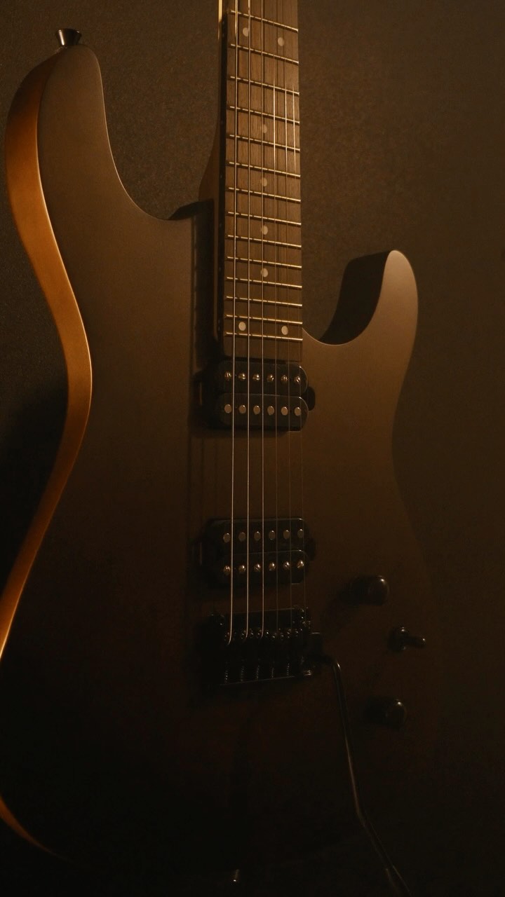 🎸✨ ¡Presentamos la Nueva Newen Super Strato!
Su diseño clásico y cuerpo sólido de Lenga Patagónica ofrece un gran sonido rico en armónicos y sustain. 🎶🔥
El mango de maple con trastes de Rosewood y un tensor de doble acción permite un ajuste súper preciso. 🎸🔧
Acabado en laca mate, con pickups Humbucker Alnico II, 24 trastes y trémolo de 2 pivotes para tonos limpios, definidos y con una respuesta incre