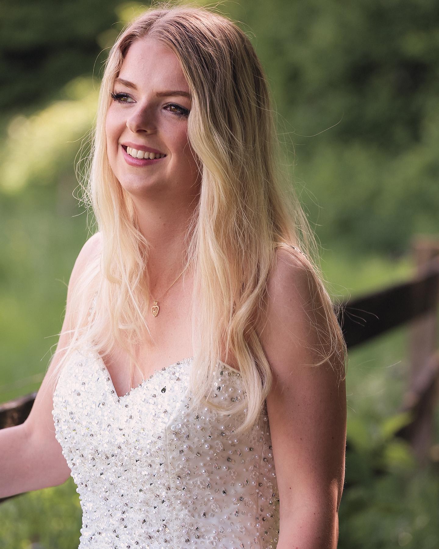 Vanmiddag mijn lieve nicht Annemiek omgetoverd tot een stralende bruid! 👰🏼♀️ Wat een leuke shoot was dit, haar natuurlijke schoonheid nog meer laten stralen met een tijdloze, elegante bruidsmake-up. Klaar om nog veel meer bruiden te laten schitteren op hun grote dag!
Ben jij ook opzoek naar een make-up artist voor jouw grote dag? Stuur me een DM en dan stellen we jouw droomlook samen! 📩
Fotograaf: @ahfotostudiodronten.nl
#softglameyes #neutralmakeup #glowmakeup #naturalmakeup #makeuplook #beautycontent #subtleglam #everydayglam #makeuplover #softglamvibes #flawlessskin
