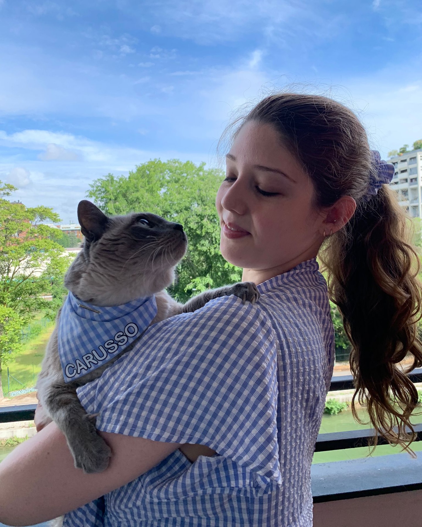 Outfit para el día de la madre ✅ Celebra el día de la Pet Mom con una bandana reversible y colette que combinan 😍 ¡Puedes personalizarlas con nombre gratis! 🙌🏻 Hacemos envíos a todo el Perú 🚚
#PetMom #DogMom #CatMom #diadelamadre #bandanas