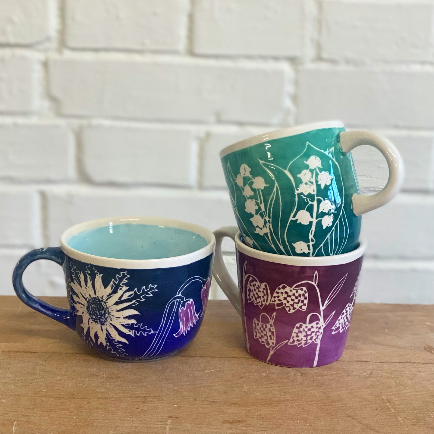 Keine Chance hier eine Tasse auszuwählen-wir würden sie alle nehmen! Und du?
Erinnerst du dich an die wunderschöne blaue Schale von einem früheren Post? Diese drei Beautys sind von der gleichen talentierten Kundin gemalt worden. Jede Tasse mit viel Liebe für einen besonderen Menschen gemalt!
So geht „Keramikmalen“! Mit ganz viel Gefühl, schönen Gedanken und einfach gut für deine Seele! 🎨💫
#Werk2Go #malenaufkeramik #handgemalt #kreativsein #mitliebegemacht #malkurs #kindergeburtstag #firmenevent #geschenkidee #keramikliebe #keramikkunst #diy #usterkeramik #freizeituster #swisspottery #potterystudio #potterylove #ceramicpaintingzurich #keramikmalen #keramikselberbemalen #keramikselbstbemalen #keramikmalworkshop #keramikmalspass #keramikzürich #usterkreativ #zeughausarealuster #usterkreativ #keramikzürich #keramikmalenzürich #keramikmalenzurich #zürichkeramik #ceramicpaintingzurich #kreativzürich