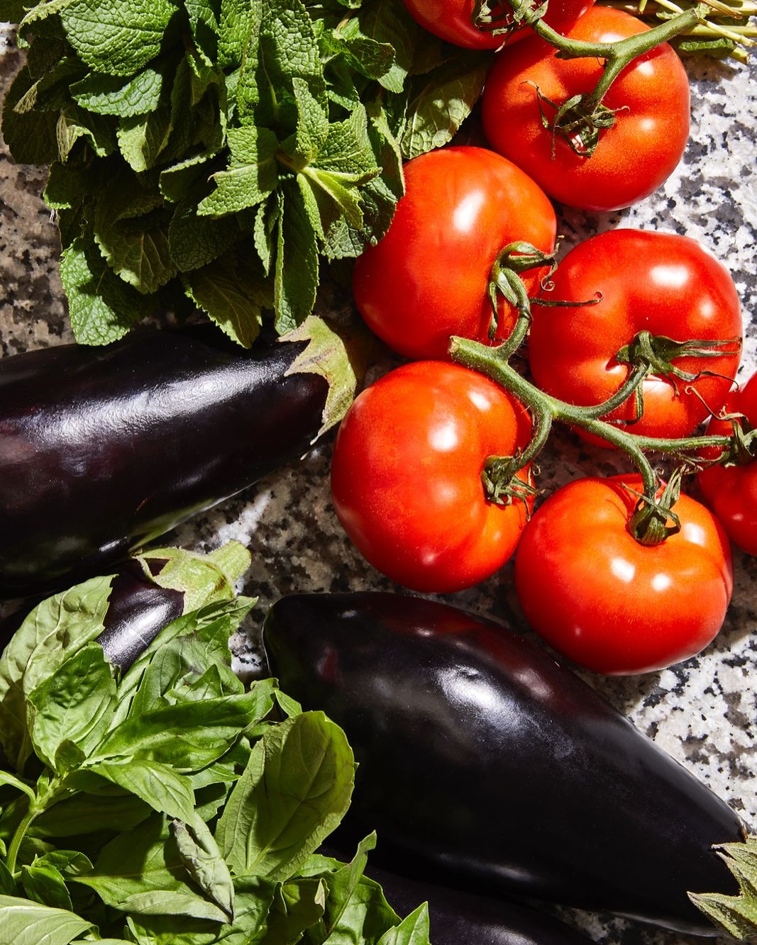 Tajemství našich receptů? Kvalitní a co nejčerstvější suroviny 🍅🥫🍆🌿pečlivě si vybíráme dodavatele, jezdíme pro čerstvé bylinky a připravujeme vám na výživu bohaté pokrmy. Co má jeden za fast food máme my za plnohodnotnou stravu. Stačí nešetřit na surovinách a držet se jednoduchosti tradičních recpetů 🍕
- - -
The secret of our recipes? High-quality and fresh ingredients 🍅🥫🍆🌿We carefully choose suppliers, go for fresh herbs and prepare nutritious dishes for you. What one considers fast food, we consider a full-fledged diet. Just don’t skimp on ingredients and stick to the simplicity of traditional recipes 🍕
.
.
#amunì_praha #freshingredients #recipe #pizza