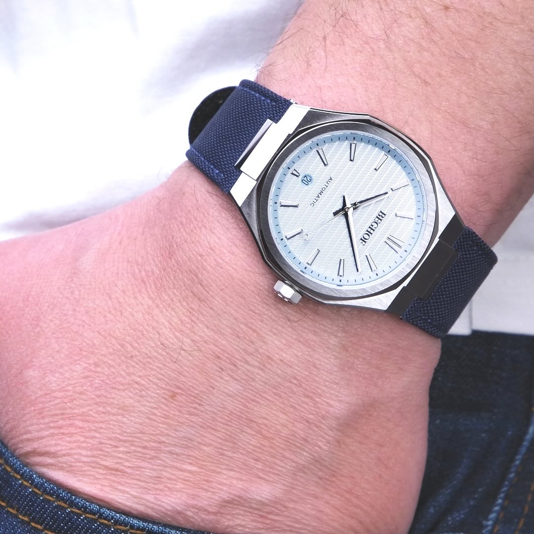 Certaines associations tombent sous le sens ✨
La clarté d’un cadran bleu ciel finement guilloché, la texture bleu marine d’un bracelet en tissu résistant… Et le tout dans un design à la fois épuré et lumineux.
La Bleu Ciel, c’est la montre de ceux qui aiment la précision et la douceur 🩵
#Urban39 #Beghof #BleuCiel #MontreAutomatique #BraceletTissu #HorlogerieModerne #Qualité