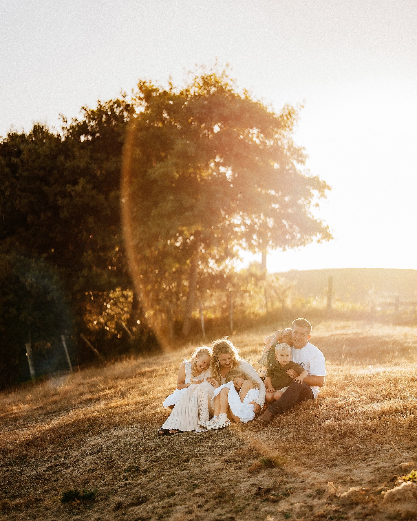 I can’t not share a few more favourites from this beautiful family session. Not me wanting to add their incredible backyard to my location guide haha 🤭