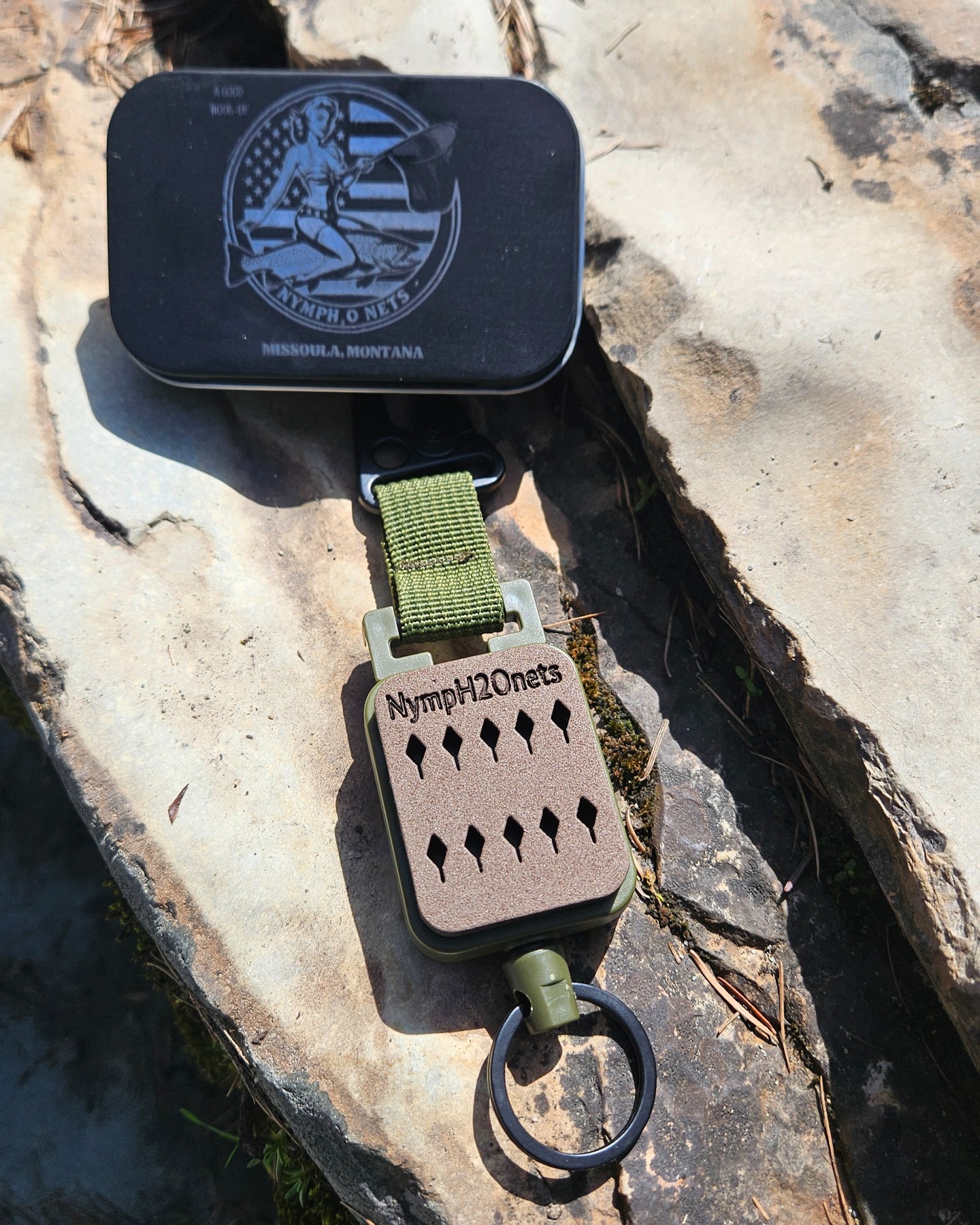 The weather’s heating up, and so is the fishing.
The Hatch Tin and Quickie Clip — creekside essentials for quick grabs and tiny flies.
Handmade in Montana by Nymph O Nets.