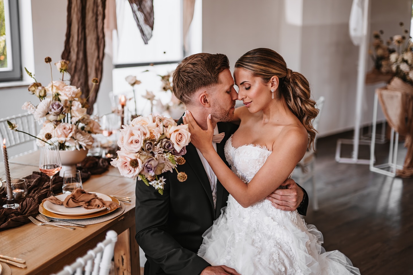 Beige ist für mich nicht einfach ein Trend – es ist ein Teil meiner Handschrift. ✨
Diese warmen, natürlichen Töne begleiten mich schon lange, weil sie genau das ausdrücken, was ich in meinen Bildern festhalten möchte: Ruhe, Tiefe und echte Emotion.
Sie lassen Raum für das Wesentliche – für Blicke, Berührungen, kleine Gesten, die oft mehr sagen als tausend Worte.
Es ist also nicht verwunderlich, dass sich diese Farbe durch mein ganzes Leben zieht - sei es meine Einrichtung zuhause, meine Klamotten oder ja, auch meine Katze🥹
Auch bei dieser Hochzeit war die Farbwelt wieder so stimmig: sanfte Beigetöne, gedeckte Akzente, liebevoll abgestimmte Details. Alles fühlte sich rund an, ehrlich, unaufgeregt – genau so, wie ich es liebe.
Denn für mich geht es nicht nur um Ästhetik, sondern darum, ein Gefühl zu transportieren.
Und dieses Gefühl lebt in genau diesen Farben.
music by @lesfreemusic
.
.
.
#hochzeitsfotografin #weddingphotographer #beigelovers #neutraltones #fineartweddingphotography #natürlichehochzeitsfotos #bohohochzeit #hochzeitsdetails #authentischheiraten #intimatewedding #elopementlove #hochzeitsinspiration #hochzeitskonzept #emotionalehochzeit #weddingvibes #brautpaarshooting #slowwedding #deutschehochzeitsfotografin #weddingstory #editorialwedding #modernweddingphotography #naturtöne #aestheticwedding #hochzeitsästhetik
.
.
.
Orga & Location: @feierwerk.obm
Fotografie:@fotografielichtwunder @rebecca_herz_fotografie Videograf:@mathias_frankenwedding
Brautmode: Mocca & Cherry @ohyes_bridal Green & Pink & Orange @lieblingskleid_brautmode
Herrenausstatter: @fruehauf_freystadt_neumarkt
Mobilar: @myevent.group
Deko & Floristik: Mocca & Green @plazaestetica.wedding Cherry & Pink & Orange @zizi_blumenrausch
Torte & Sweets @stodltorten
Papeterie: @monis_bastelliebe
Goldschmiede: @goldschmiedemaluche
Trauredner: @herzgeschichten.weddings
Sängerin: @rayadimitra
Weddingplaner: @hochzeitsplanung.kerstinfranke
Fotospiegel:@fotobox_design_dambietz
Haare & Make-up: @artistmichelleschoen Mocca, Cherry, Pink & Orange @ninabachhuber.makeupartist
Couple: @modelcouple_nurwir @real_modelcouple @laura.psks
Singlebride: @josie.s__