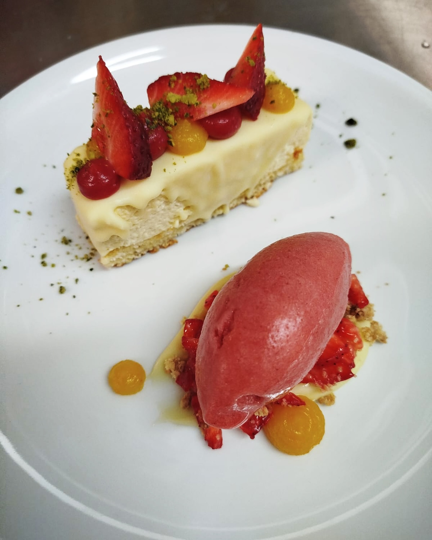 Verliebt in den ersten Biss ❤️ Biskuit-Schnitte aus weißer Schokolade mit Erdbeersorbet, frischen Erdbeeren & Orangengel. Perfekt zum Teilen - oder auch nicht 😋
#summerfoodlove #erdbeerzeit #weißeschokolade #dessertoftheday #süßeversuchung #wertheim #bestenheiderstuben