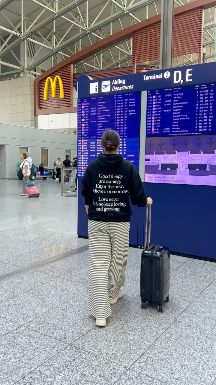 Ich nehme euch mit auf die längste Reise meines Lebens! ✈️🌍
So viele Bucket-List-Momente warten – und ehrlich? Ich kann’s selbst noch kaum fassen.
Ein Abenteuer, das ich so noch nie gemacht habe.
Wohin es geht? Das bleibt (noch) mein Geheimnis…
Aber ihr seid von Anfang an dabei!
Habt ihr eine Idee, wo die Reise hingehen könnte?
#travelvlog #reisenmachtglücklich #moderatorinontour #fernweh #reiseabenteuer #weltreise